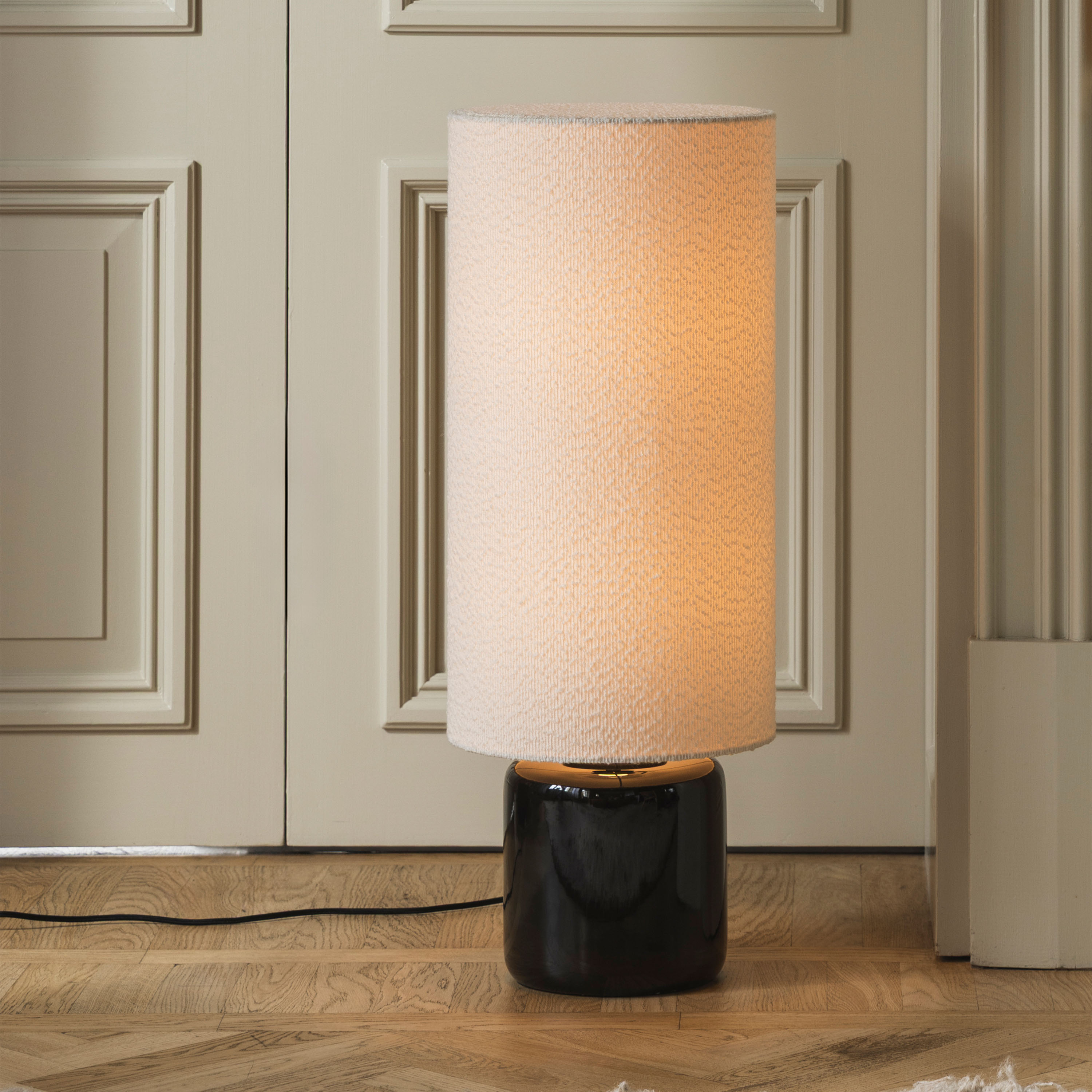 Globen Lighting Florian Gulvlampe Hvit Bouclé/Svart 80cm