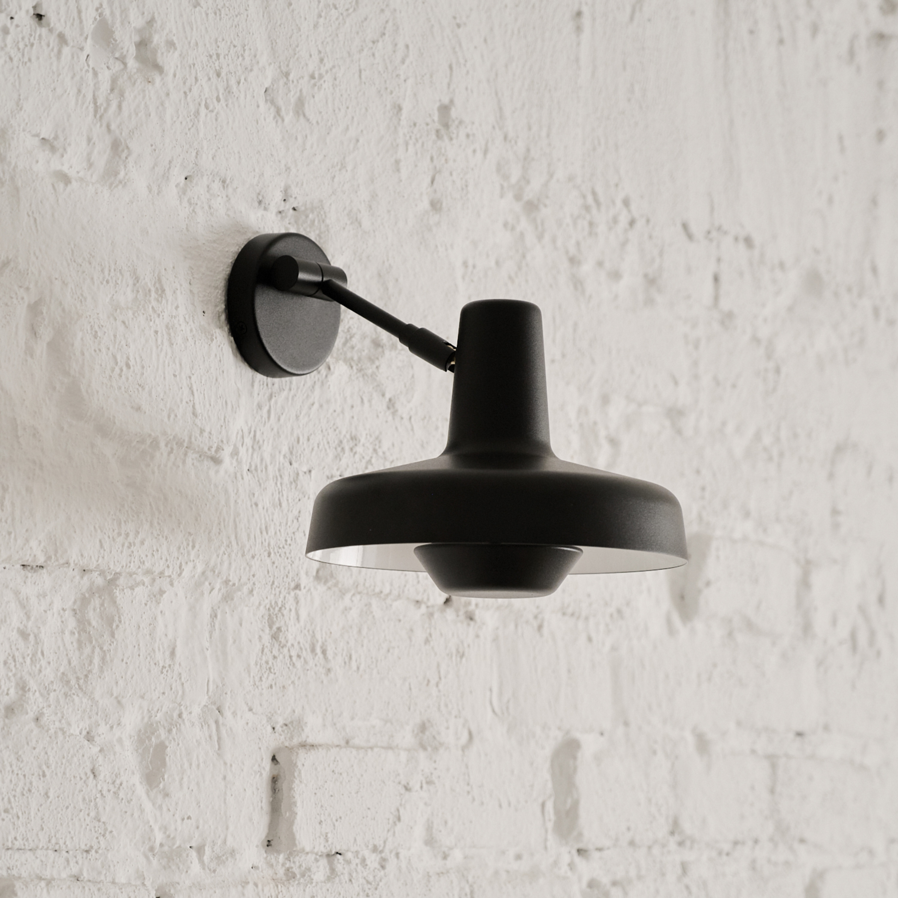 Grupa Arigato Vegglampe Extra Short Black