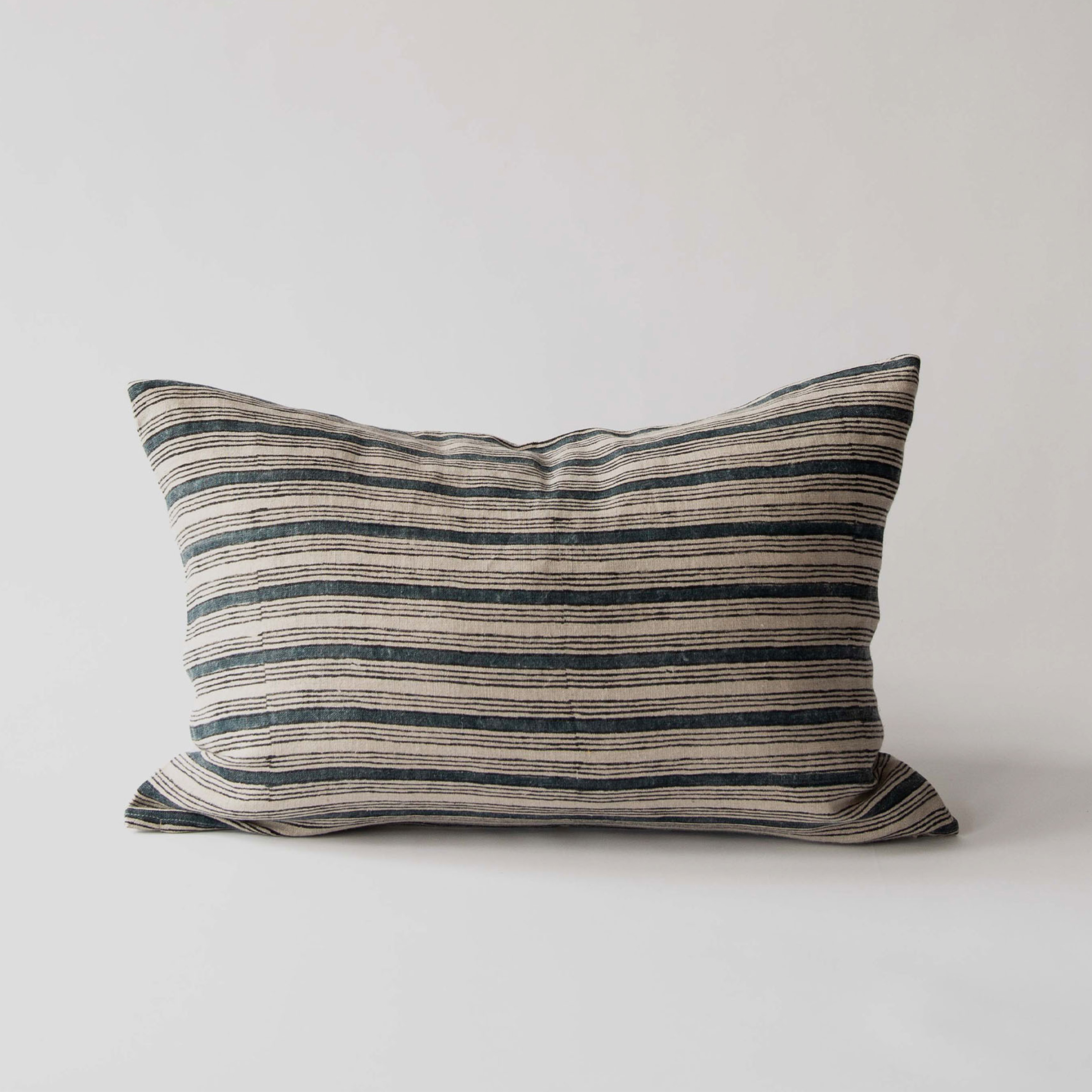 Tell me more Dino Kuddfodral Block Print Navy 40x60