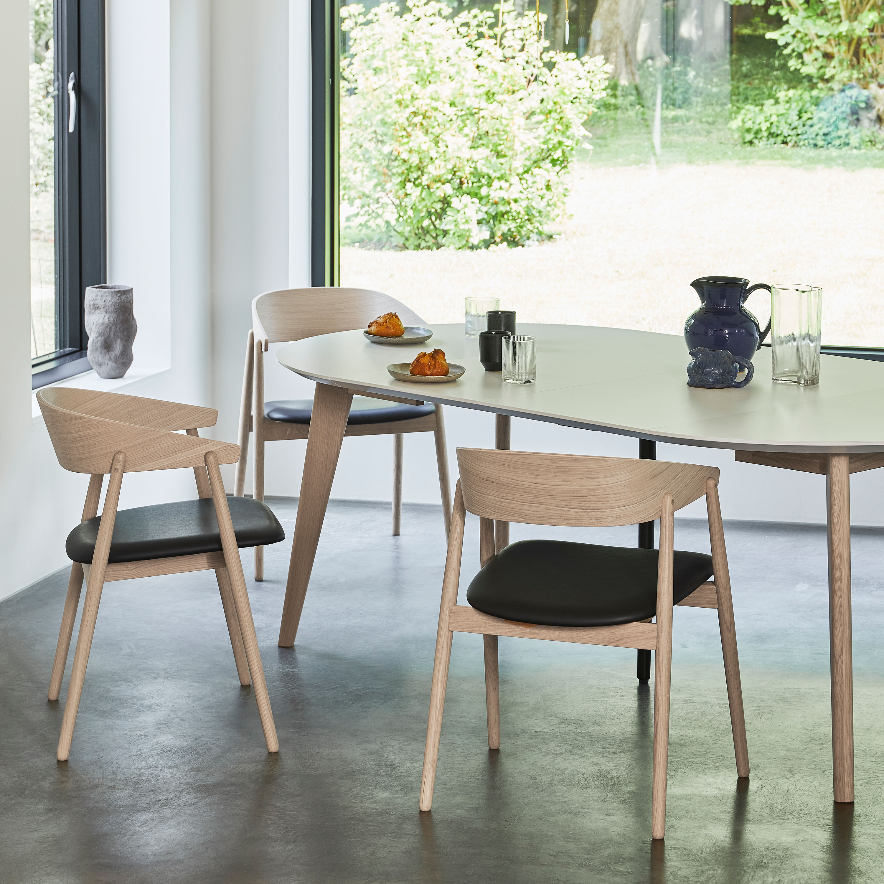 Andersen Furniture AC2 Armstol Hvitpigmentert Eik/Svart Lær