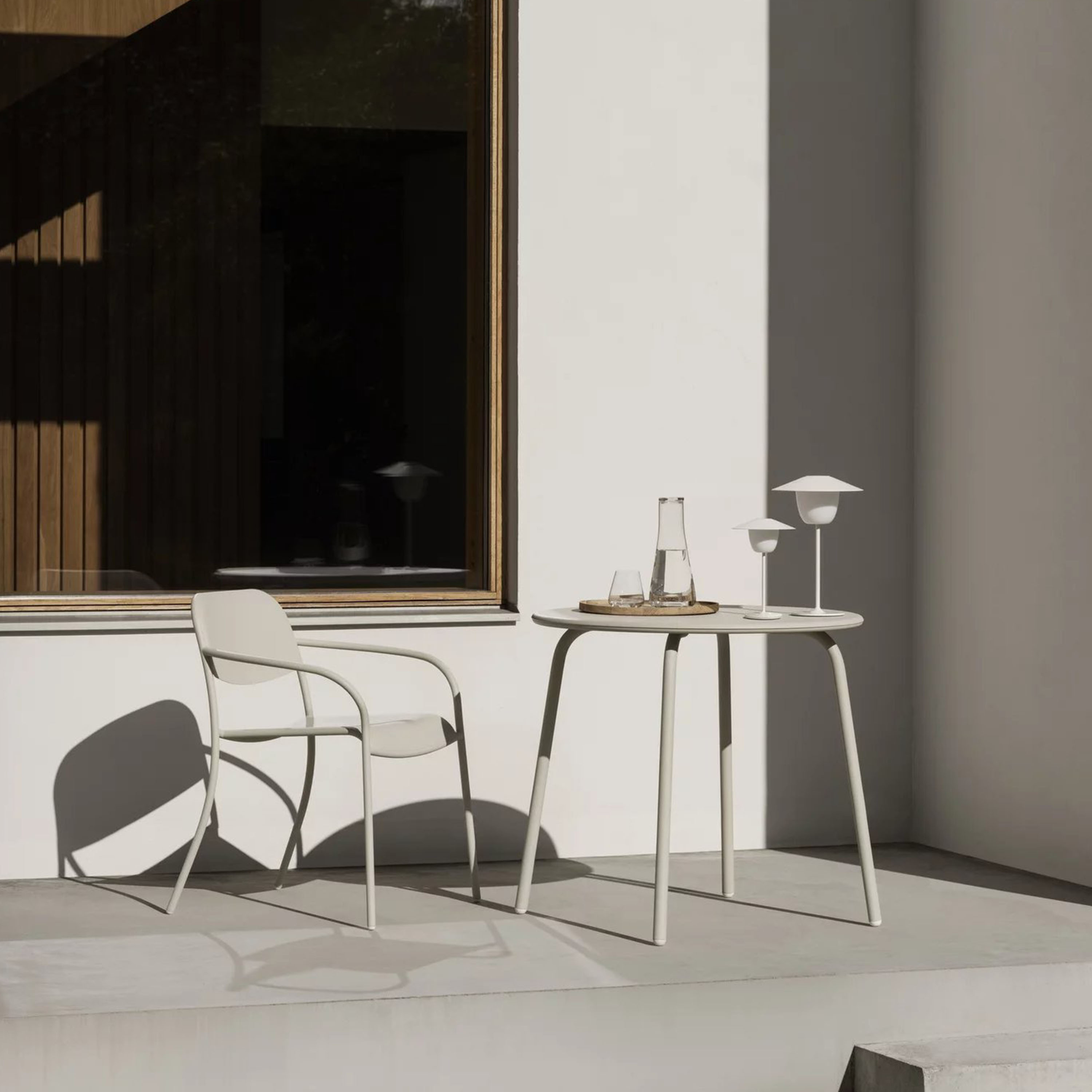 Blomus Yua Utomhus Bord Silk Gray Ø80