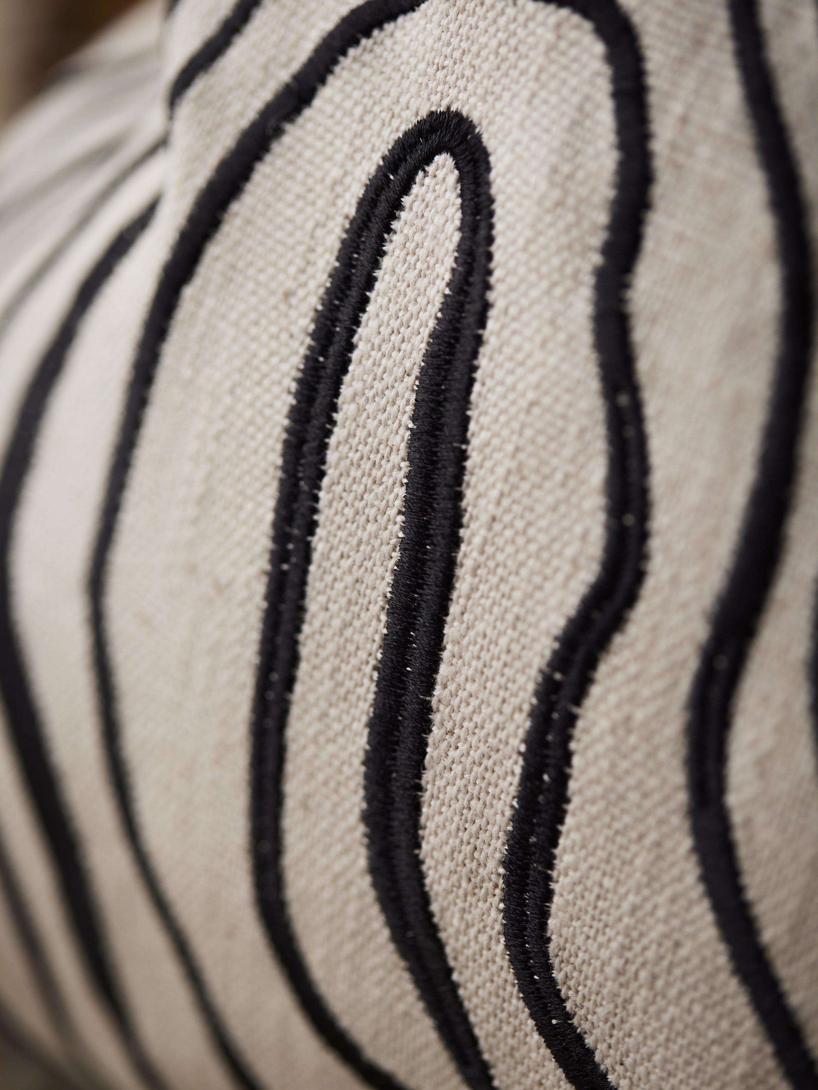 Svanefors Curve Putevar Svart/Hvit 50x50