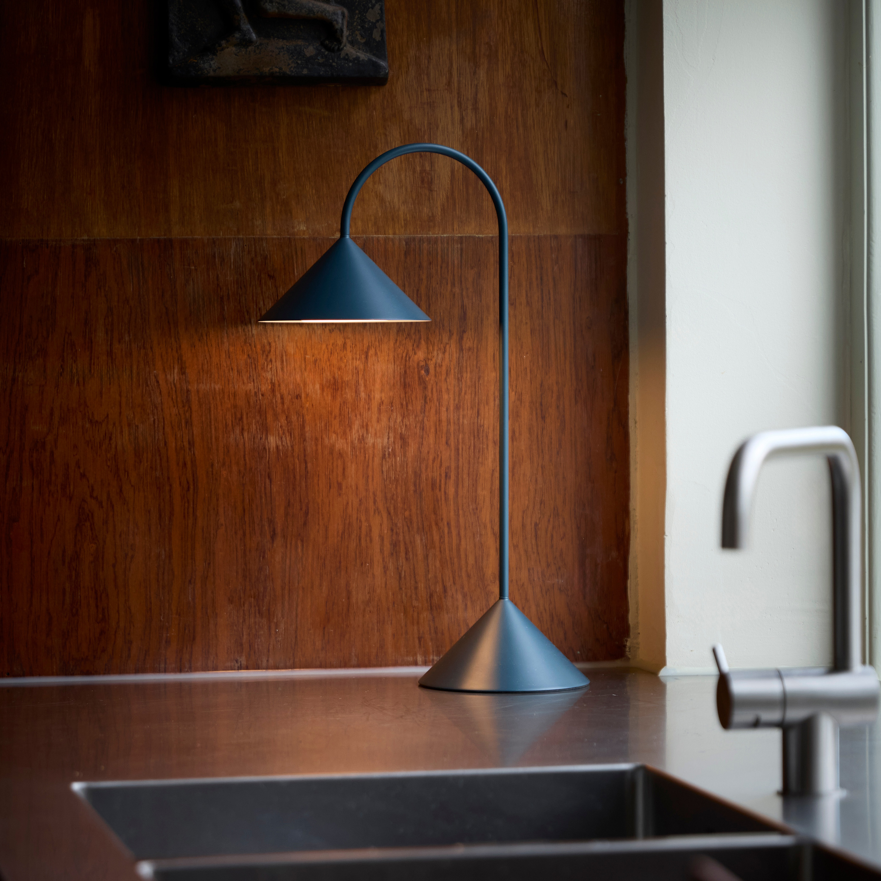 Frandsen Grasp Bærbar Bordlampe Matt Petroleum 47cm