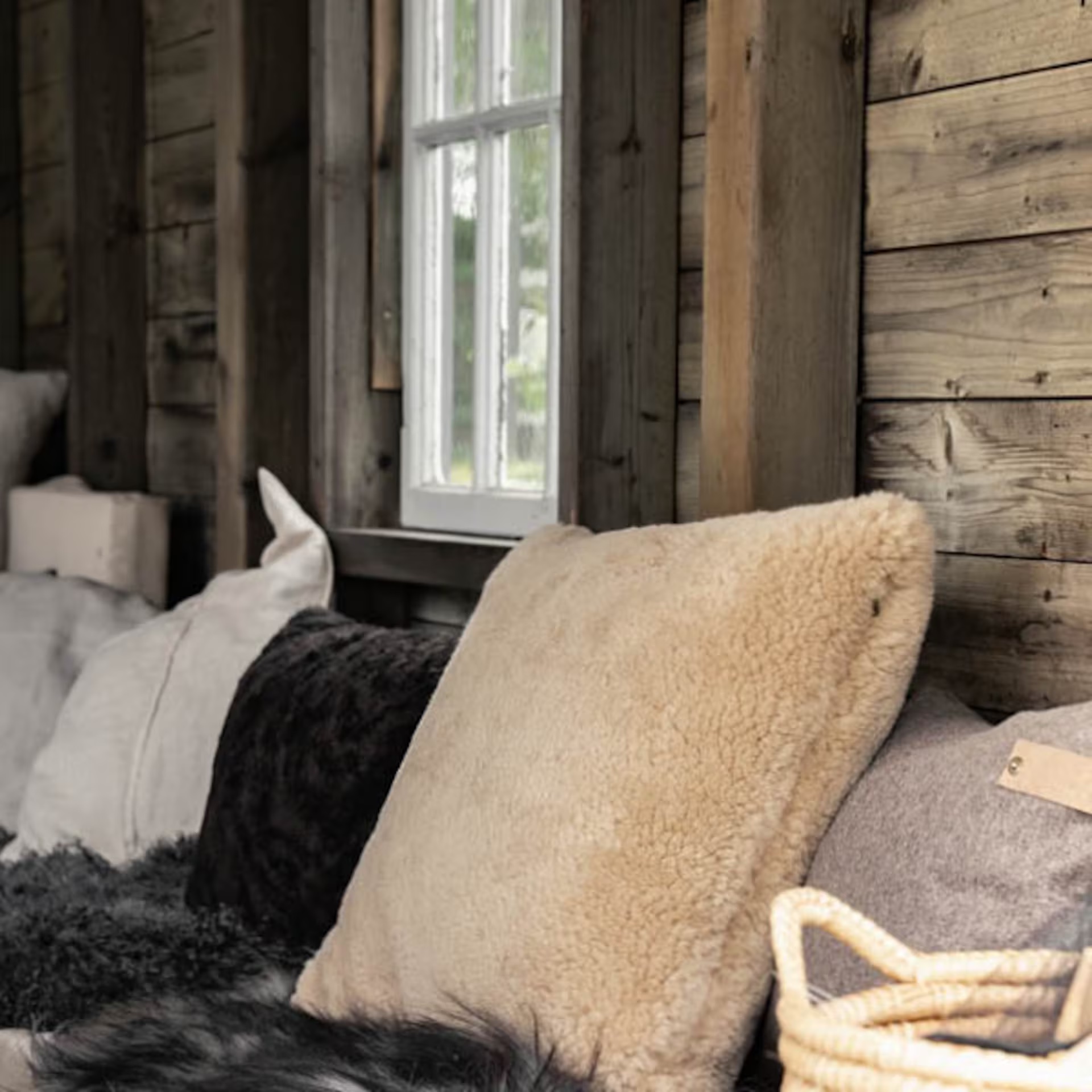 Shepherd Alice Zierkissen aus Schaffell Creme 50x50