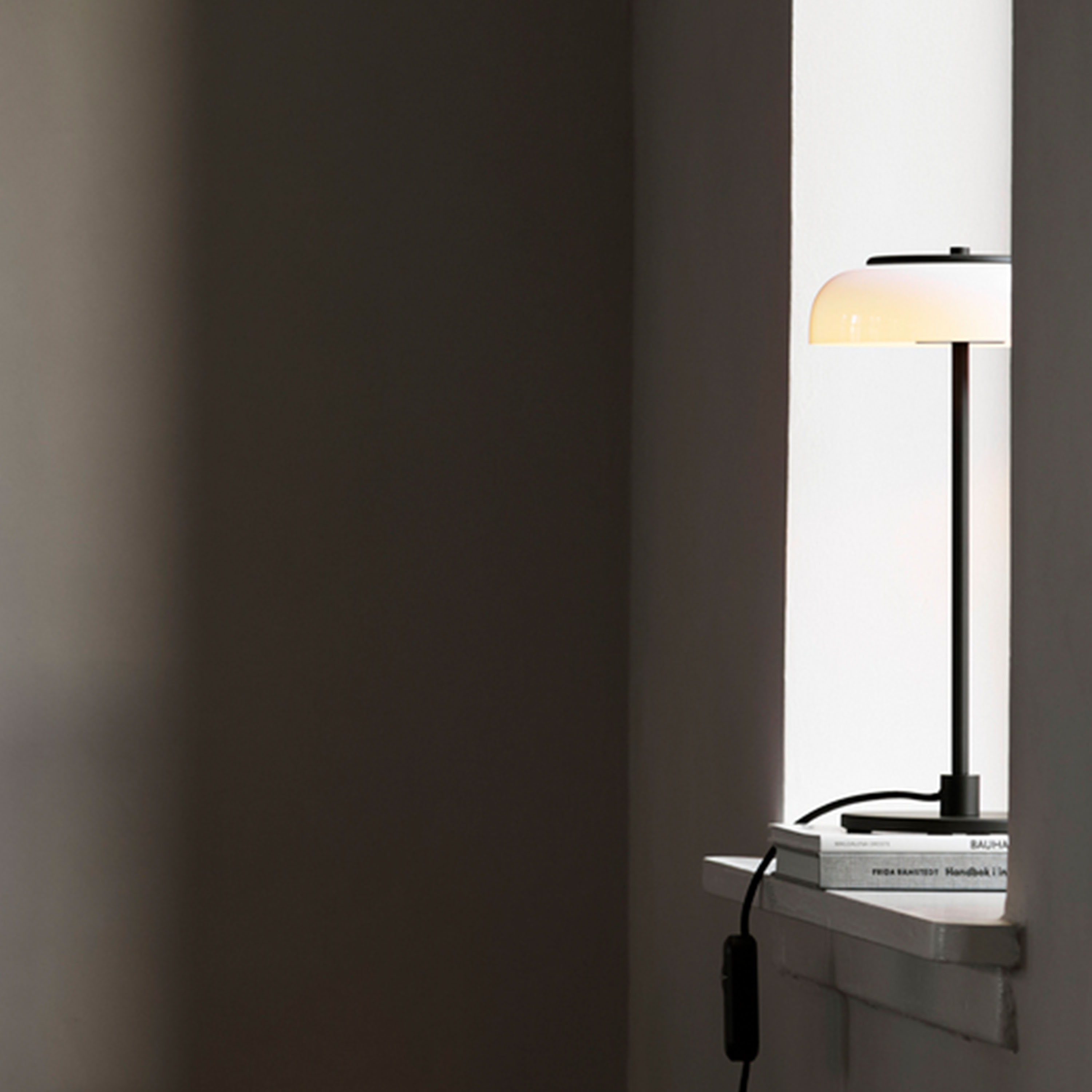 Nuura Blossi Bordslampa Black/Opal Ø23