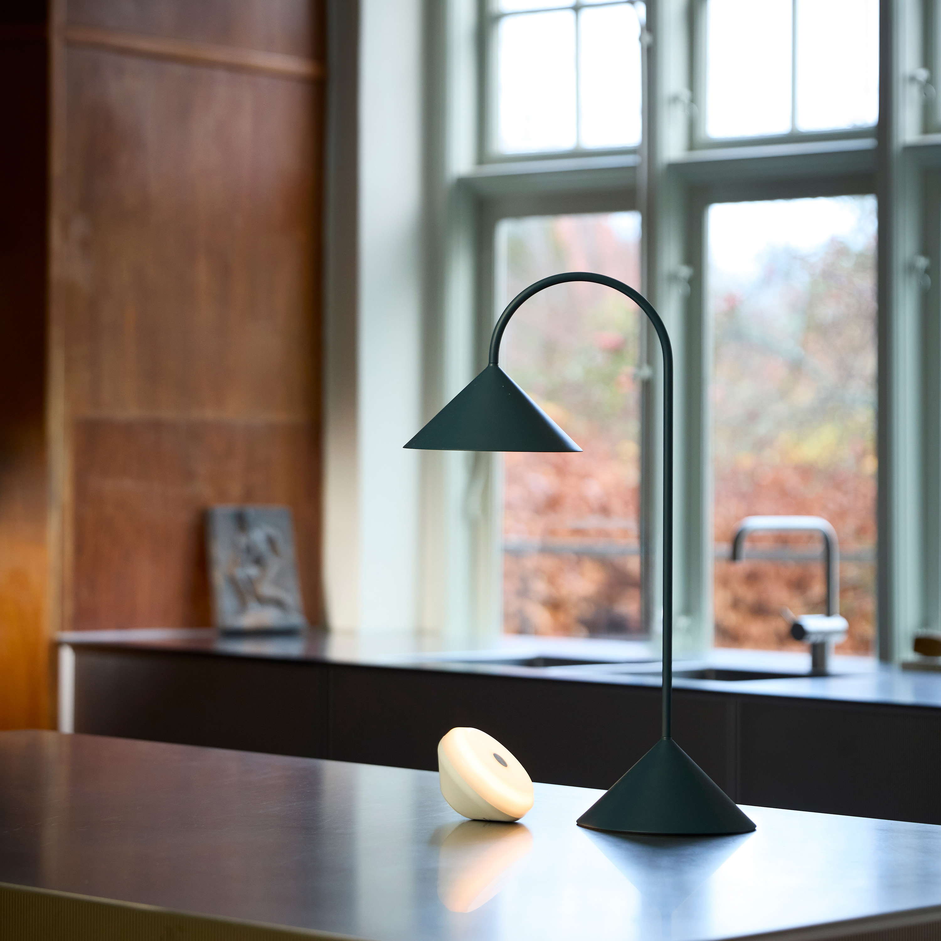 Frandsen Grasp Bærbar Bordlampe Matt Petroleum 47cm