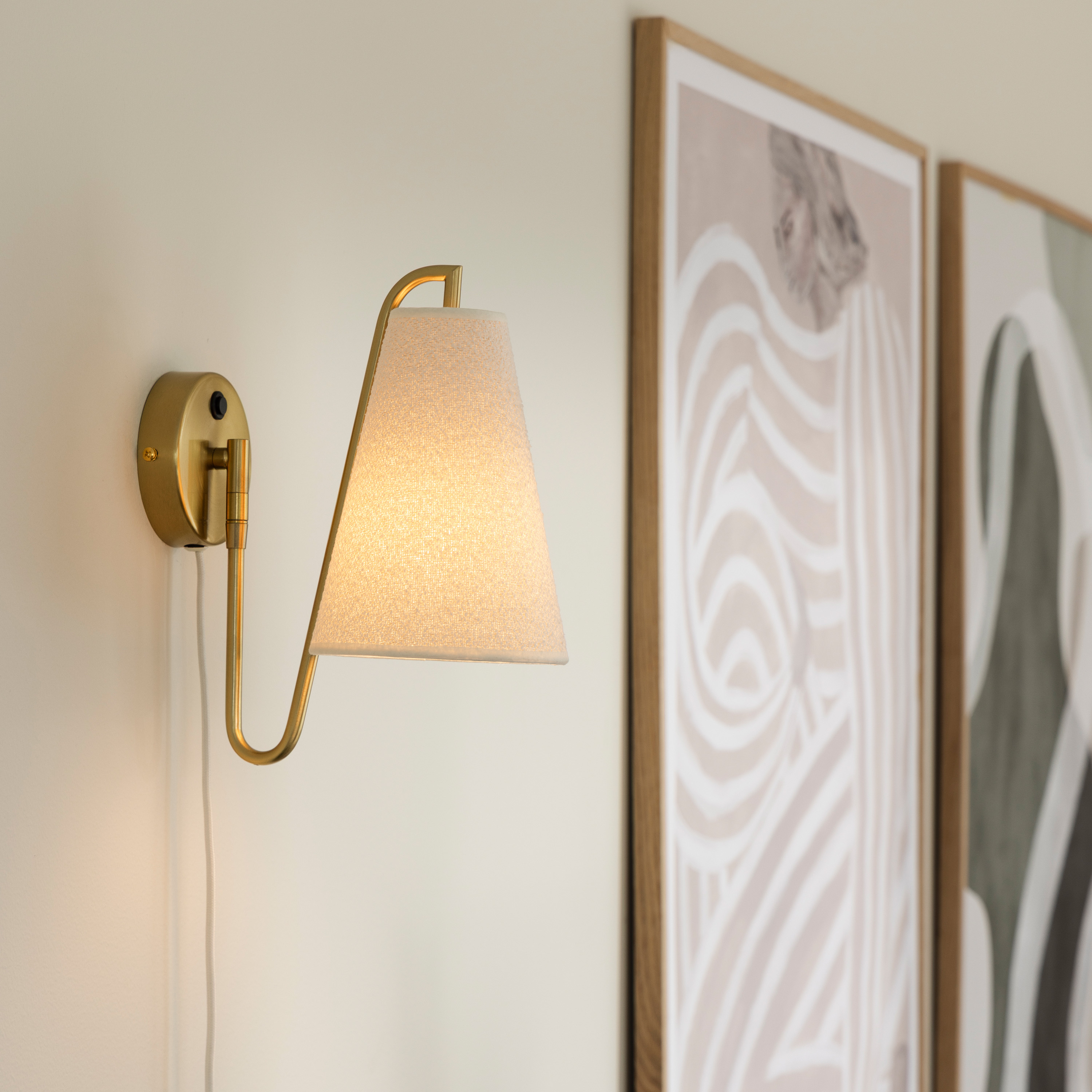 Globen Lighting Lou Vägglampa Bouclé White/Brushed Brass