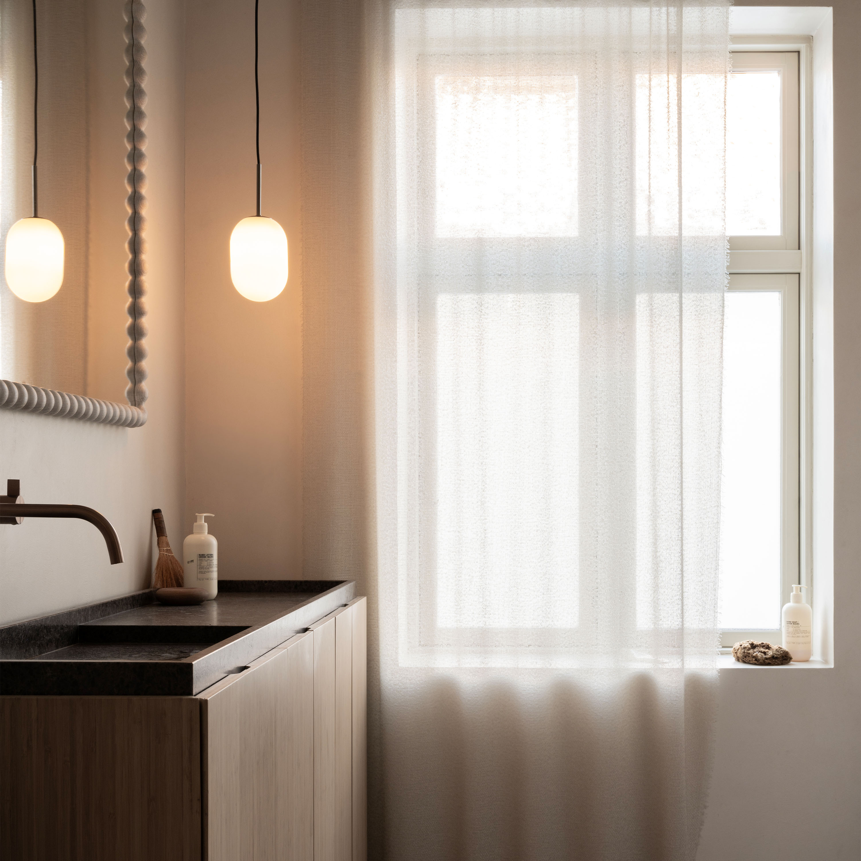 Watt &amp; Veke Noor Taklampa Opal/Black Small