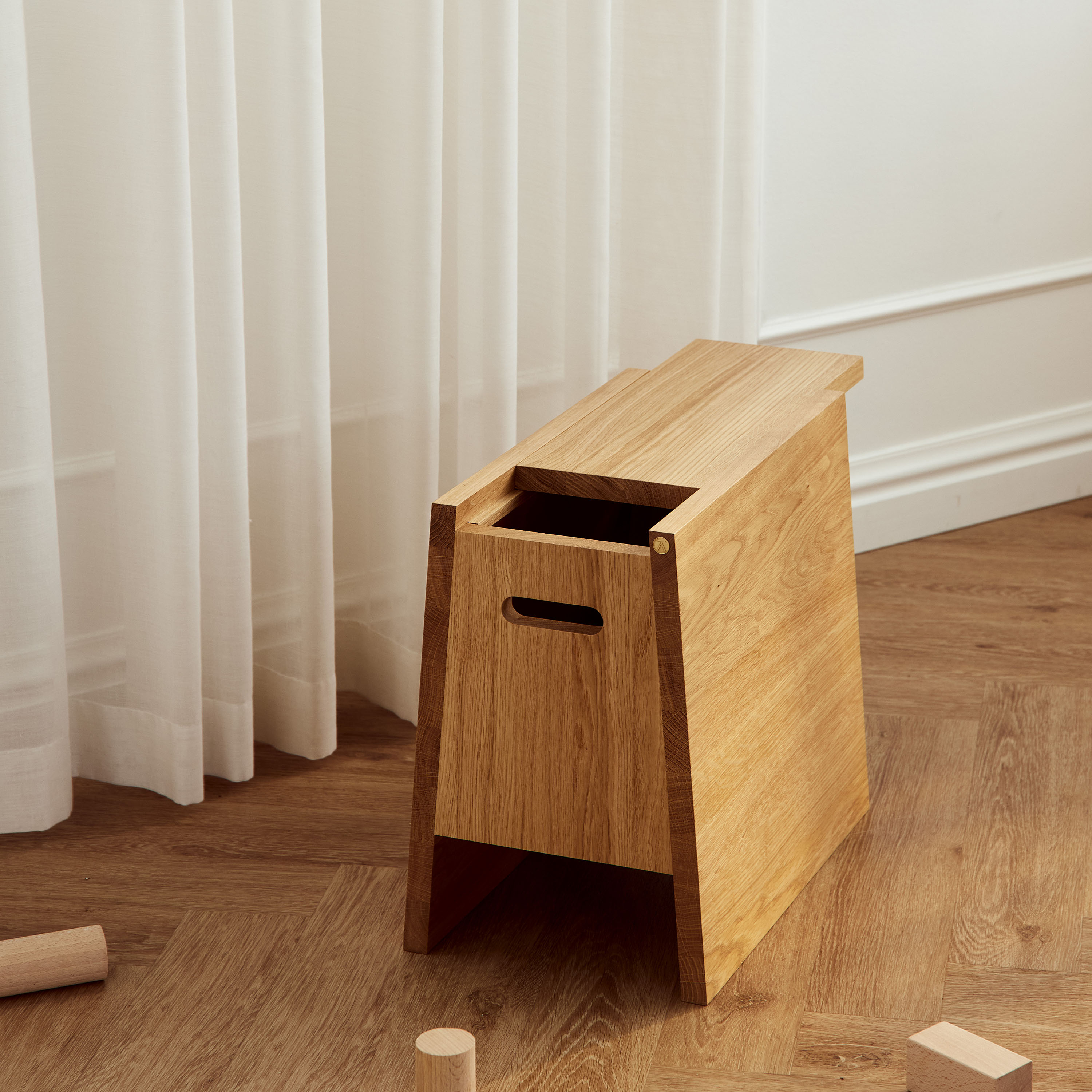 Andersen Furniture Plinth Jakkara Oak