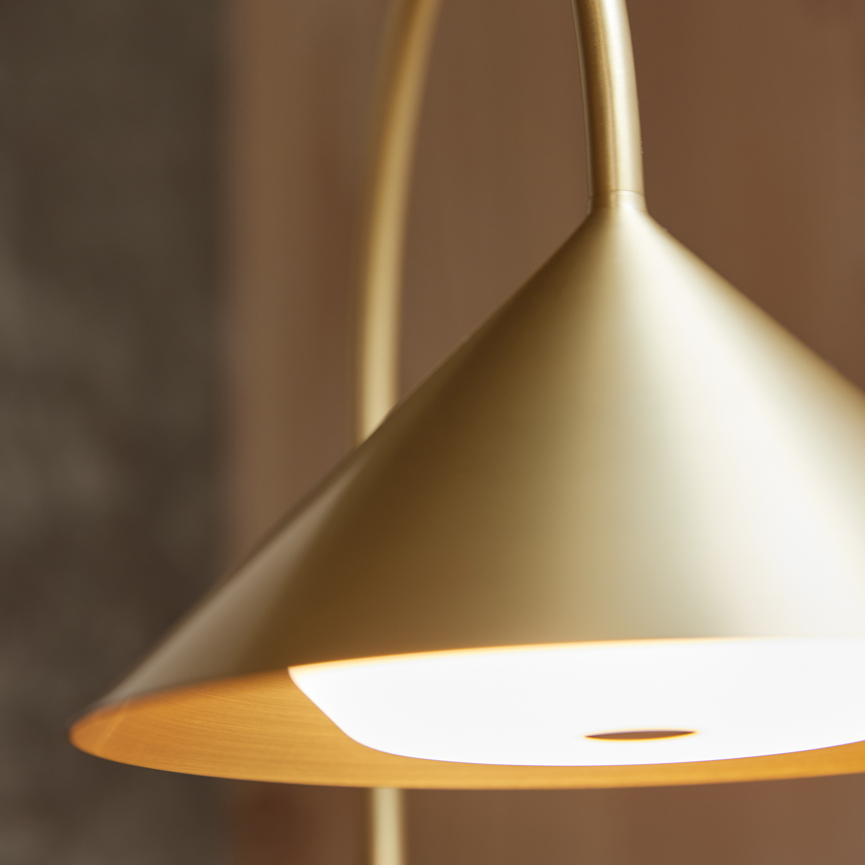 Frandsen Grasp Kannettava Pöytävalaisin Solid Brass 72cm