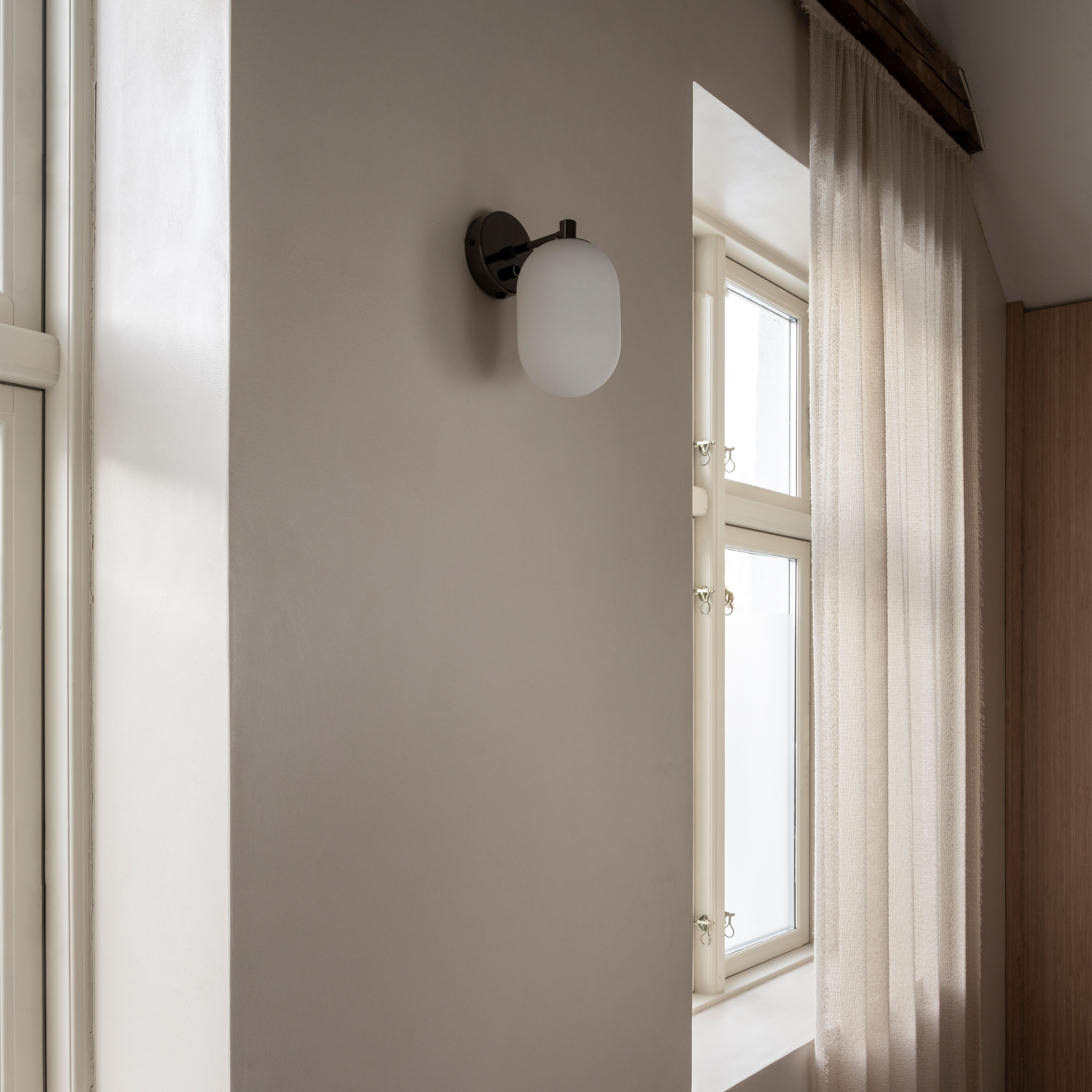 Watt &amp; Veke Noor Vägglampa Opal/Black 24cm