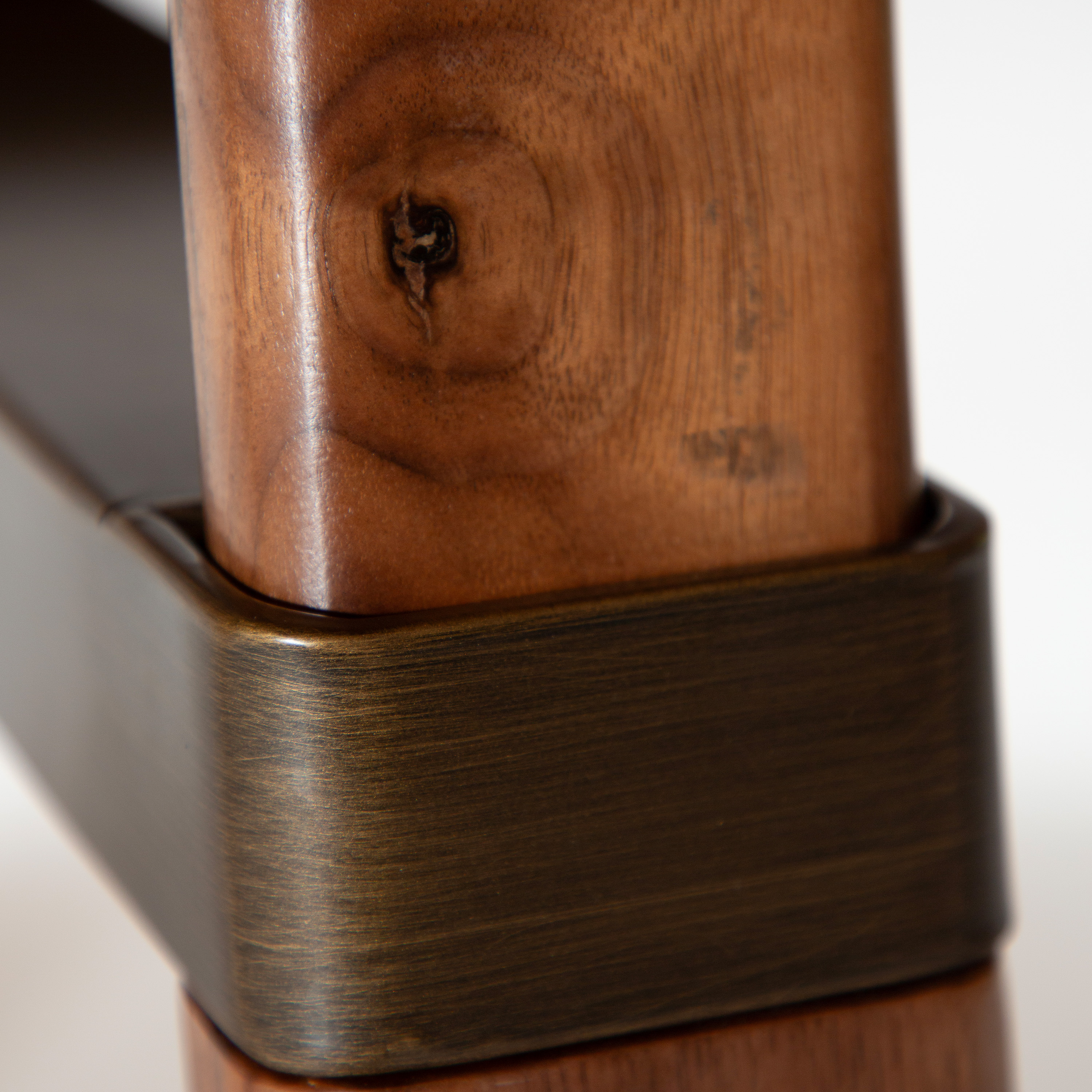 Dan Form Cross Esstisch Walnuss/Antikmessing 220cm