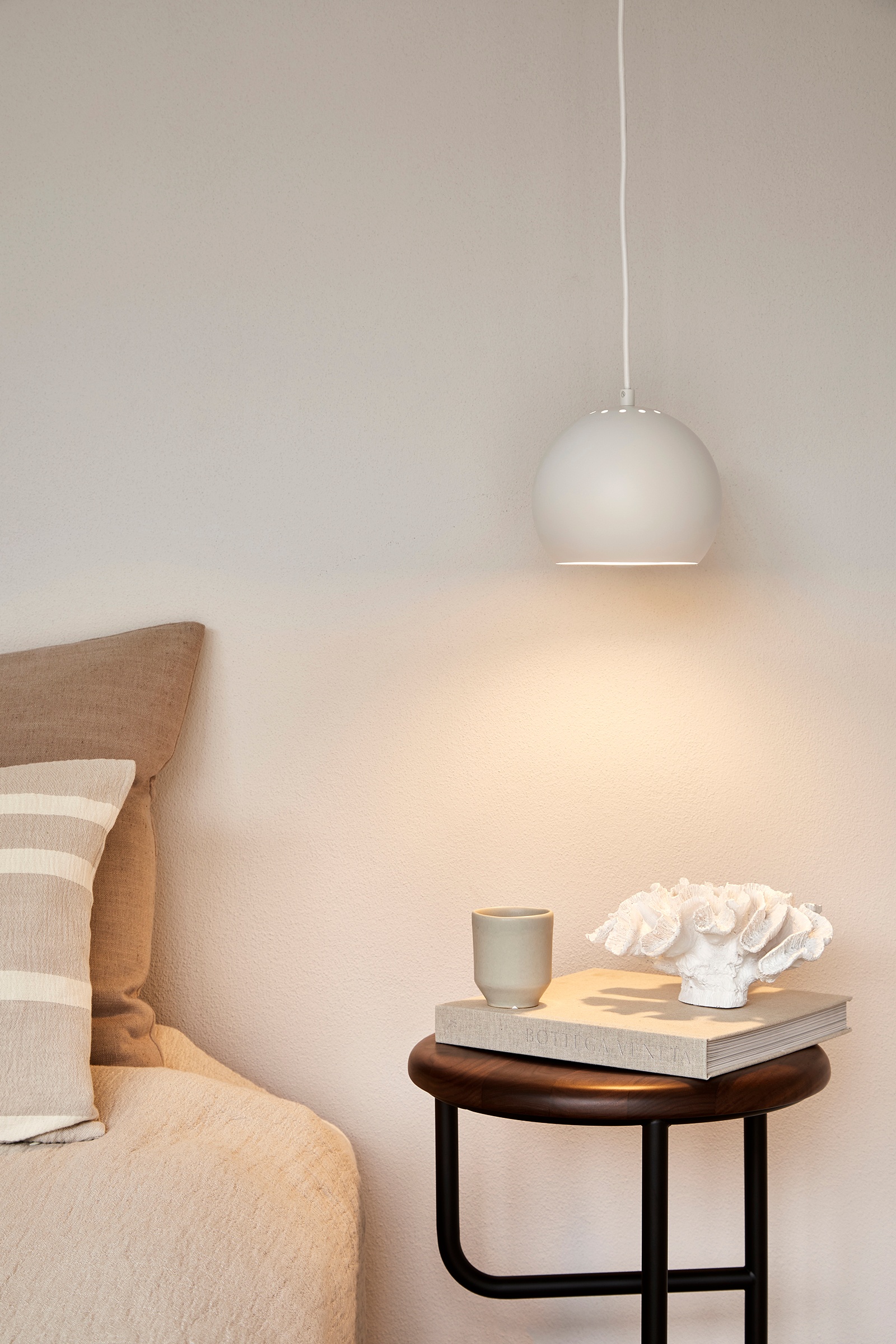 Frandsen Ball Taklampa Matt White Ø18