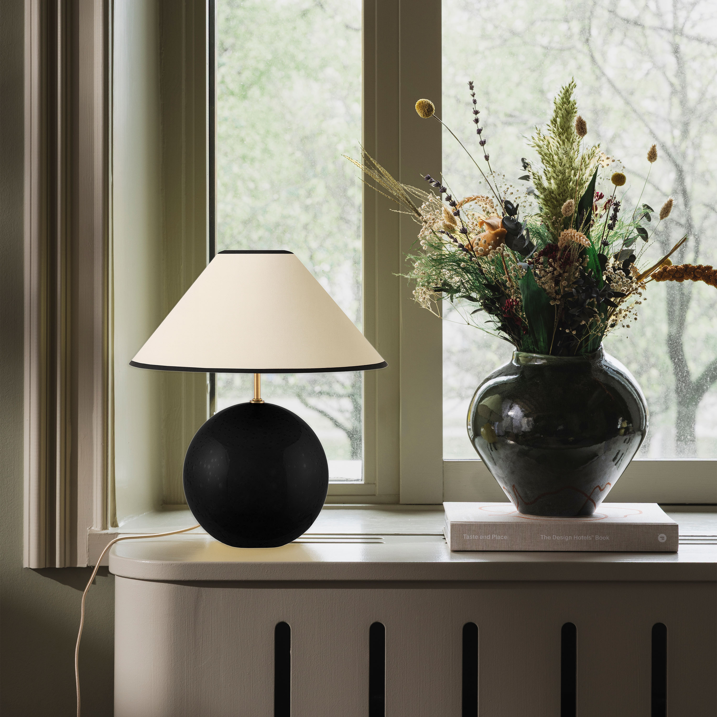 Globen Lighting Iris Bordlampe Noir 35cm