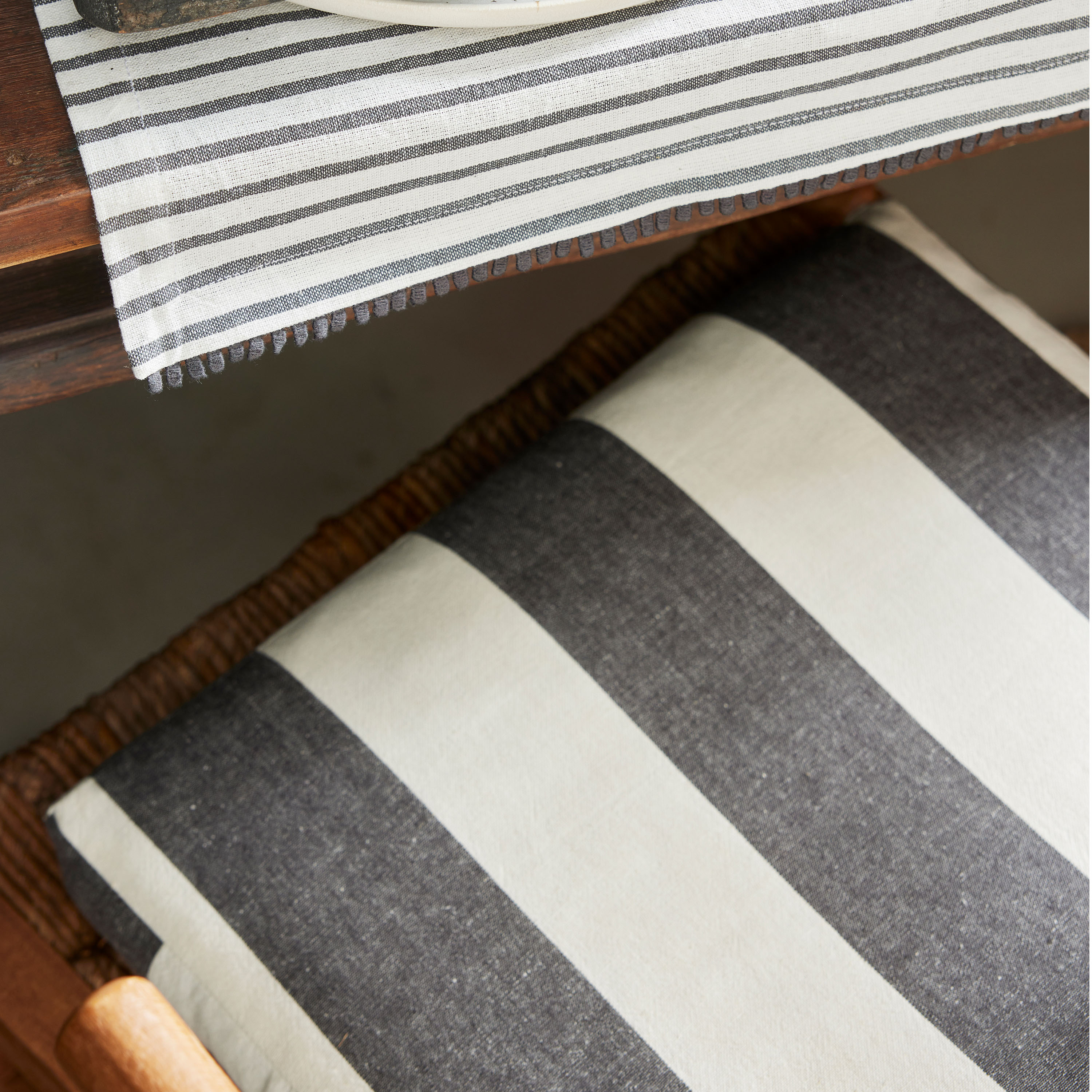 Jakobsdals Striato Istuinalusta Musta/offwhite 40x40