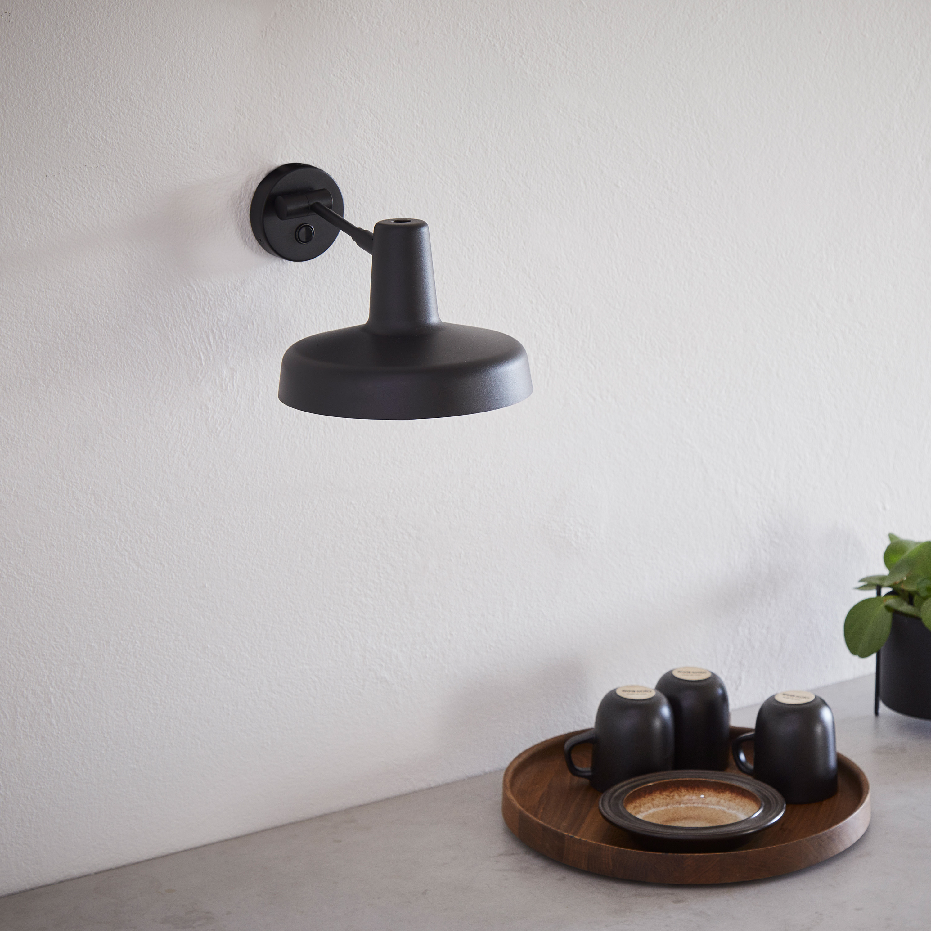 Grupa Arigato Vegglampe Extra Short Black