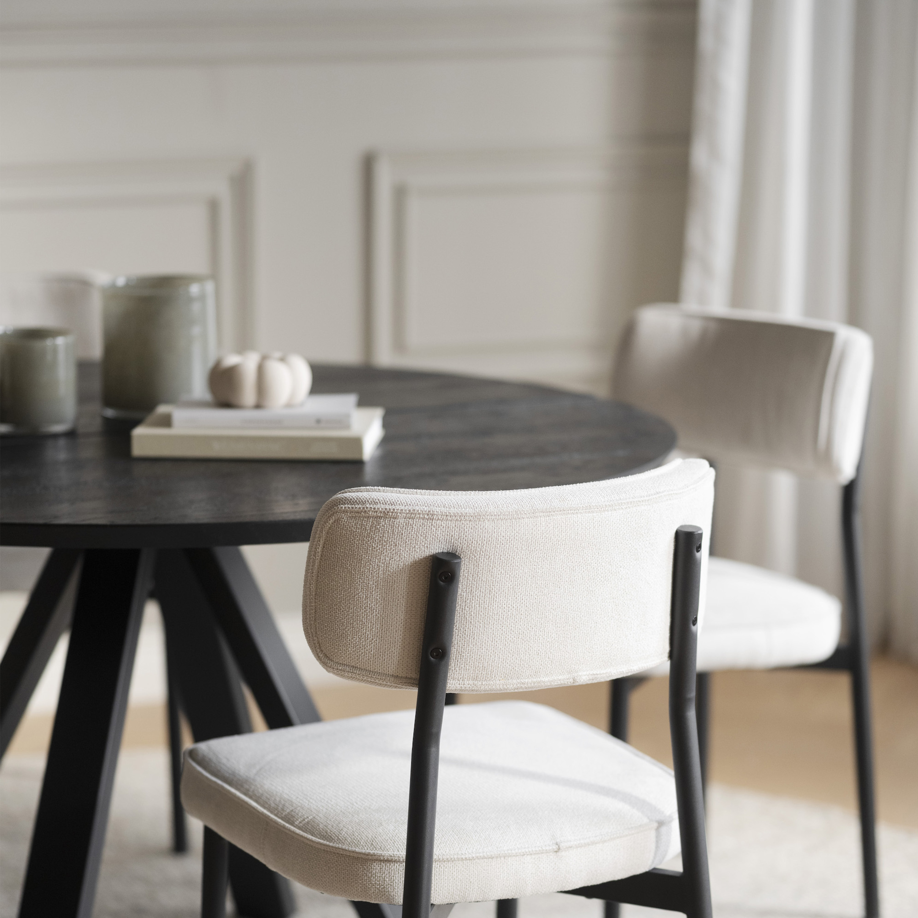 Rowico Home Carradale Esstisch V-Bein Schwarz/Schwarz Ø130