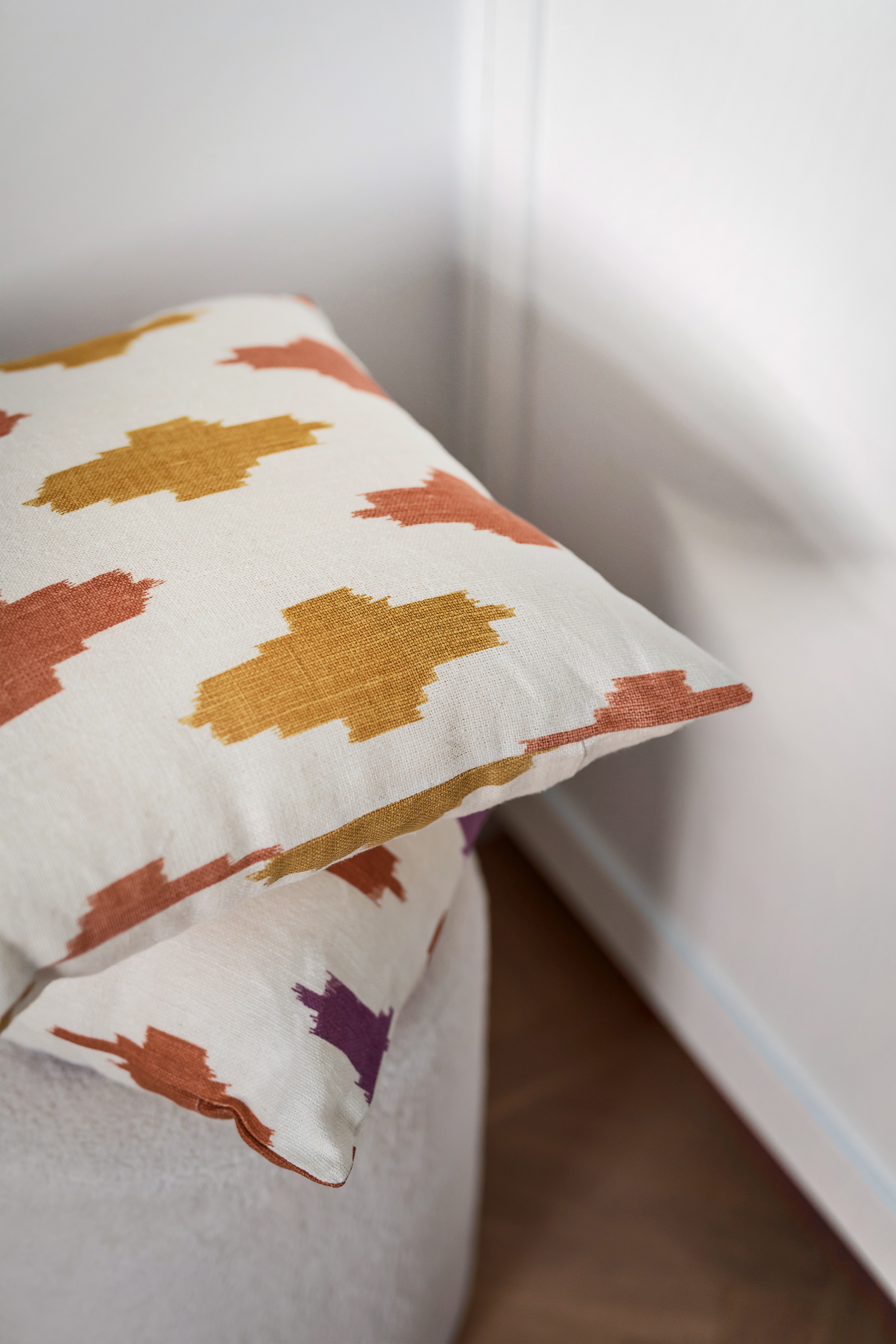 Chhatwal &amp; Jonsson Ikat Agra Lin Putetrekk Rose/Spicy Yellow 50x50