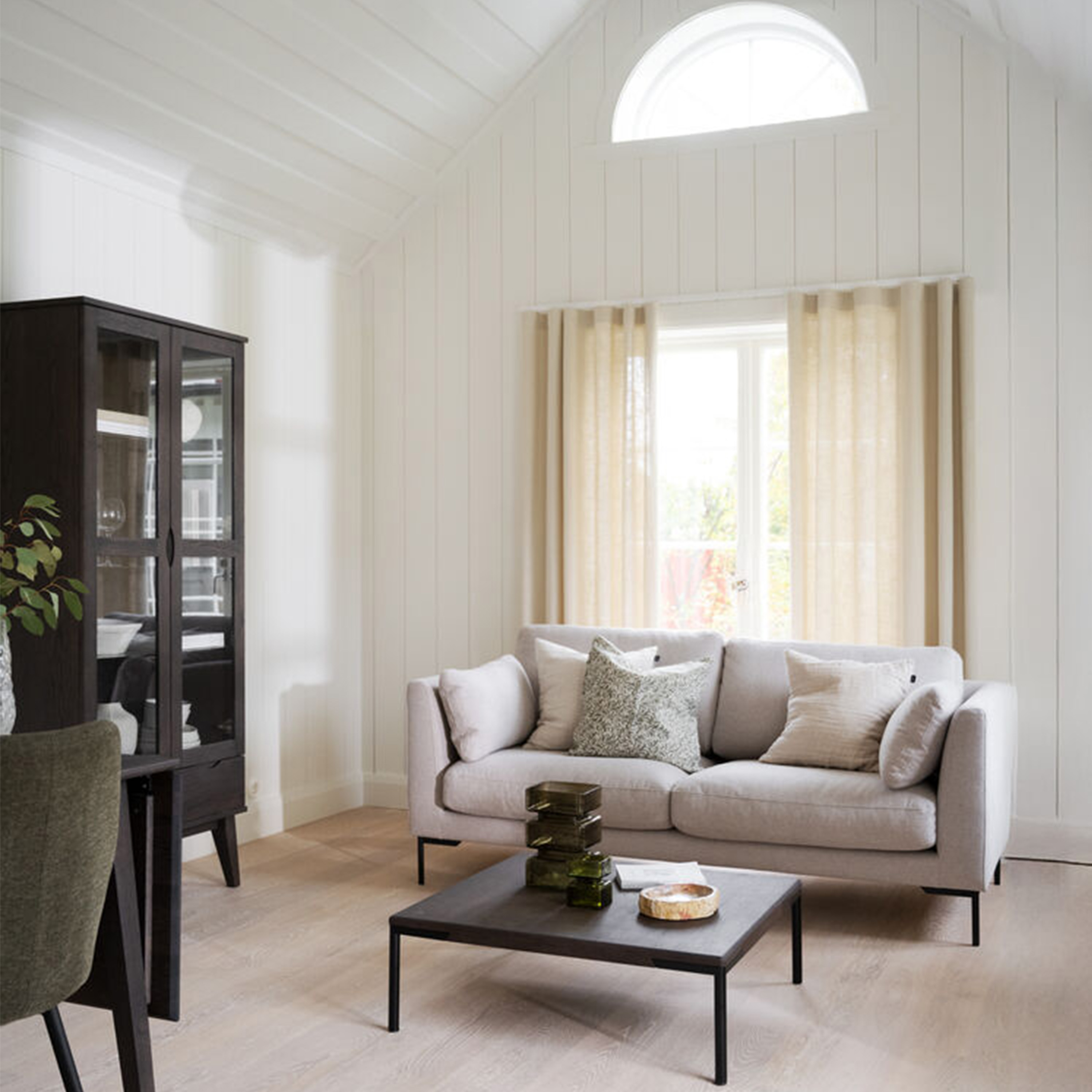 Rowico Home Filippa Vitrine Schrank Dunkelbraun 185cm