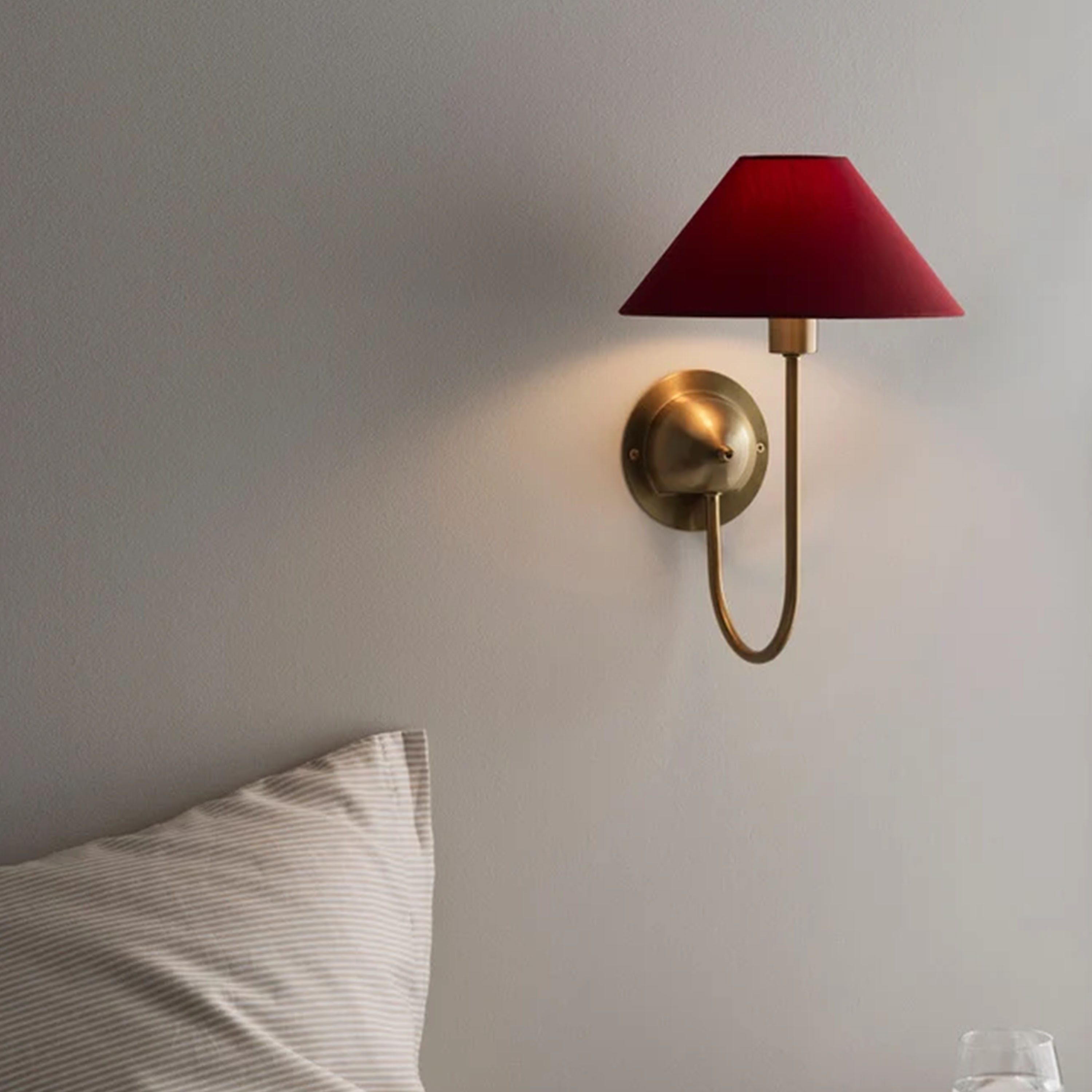 Globen Lighting Iris Vegglampe Burgundy