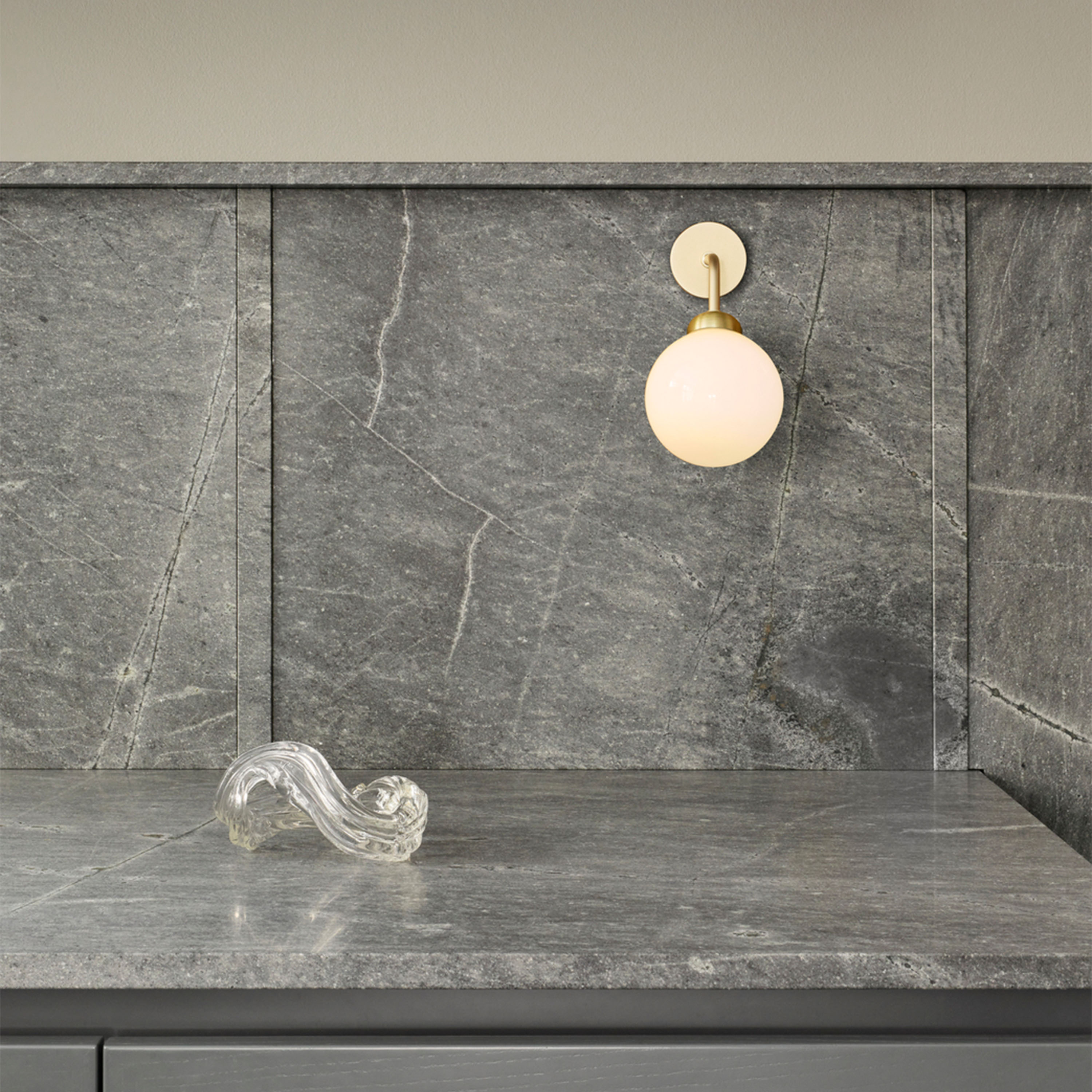 Nuura Apiales Vägglampa Brushed Brass/Opal