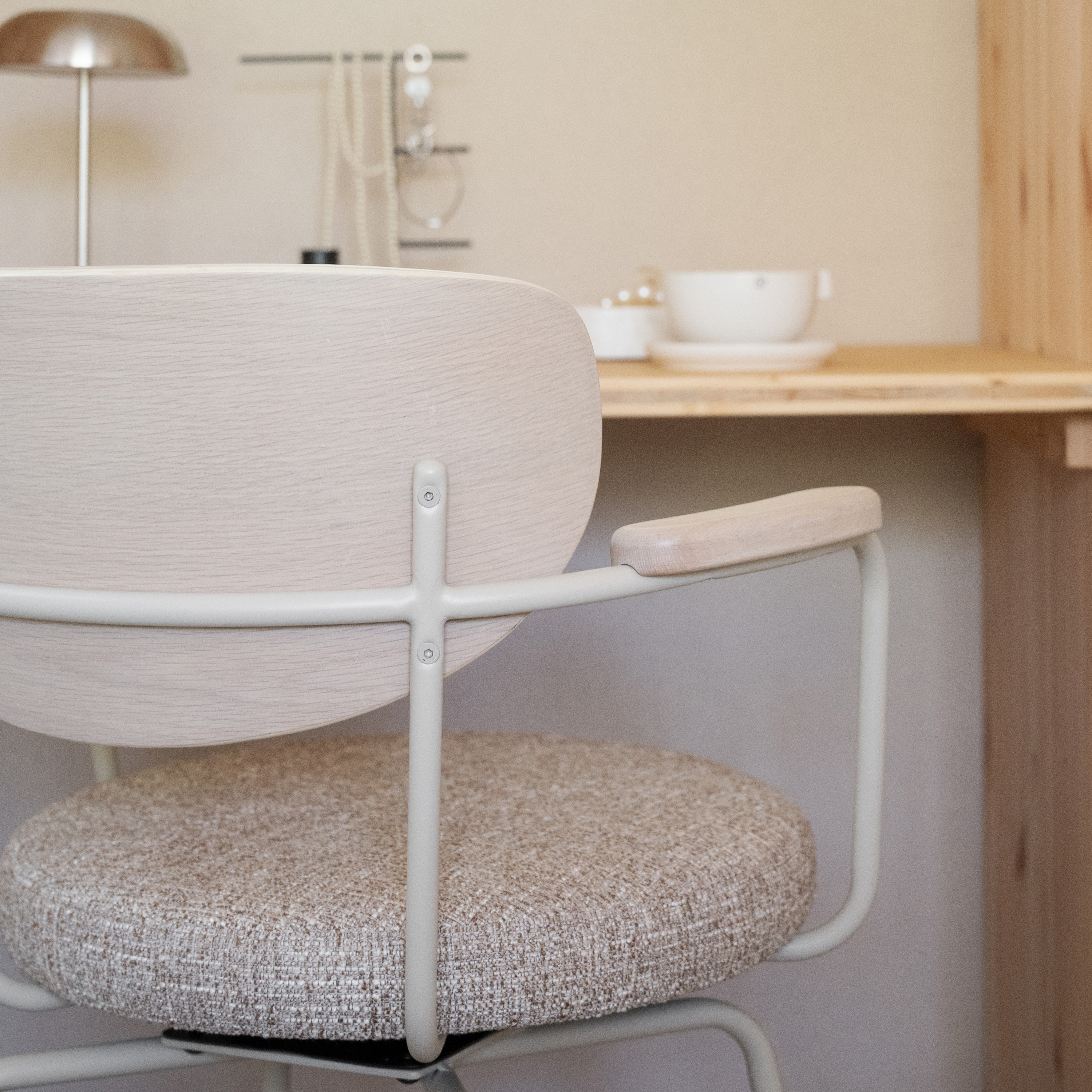 Rowico Home Merrick Snurr Karmstol Mörkbeige/Vitpigment