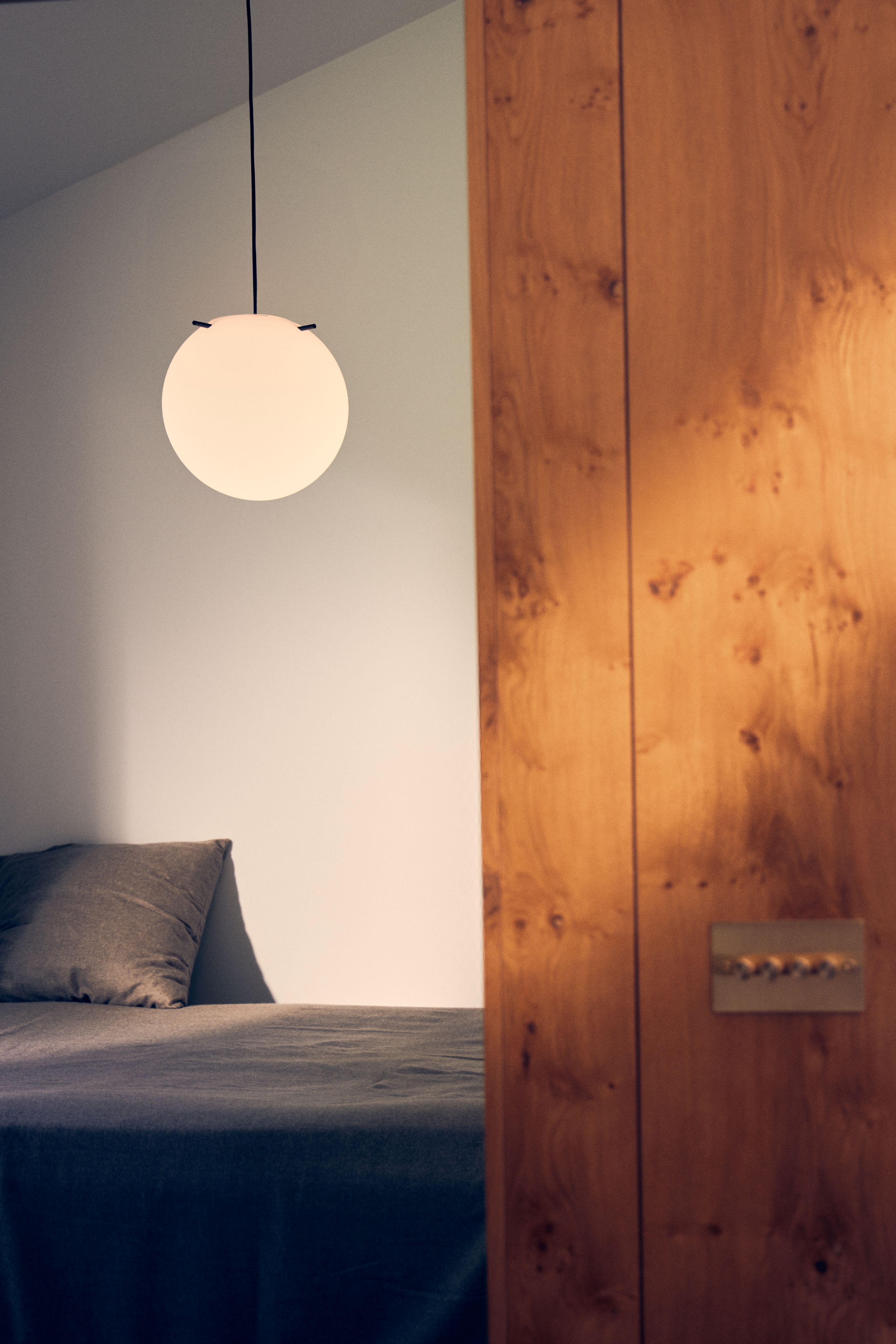 Frandsen Koi Kattokruunu Opal Valkoinen/Musta Tikut Ø32