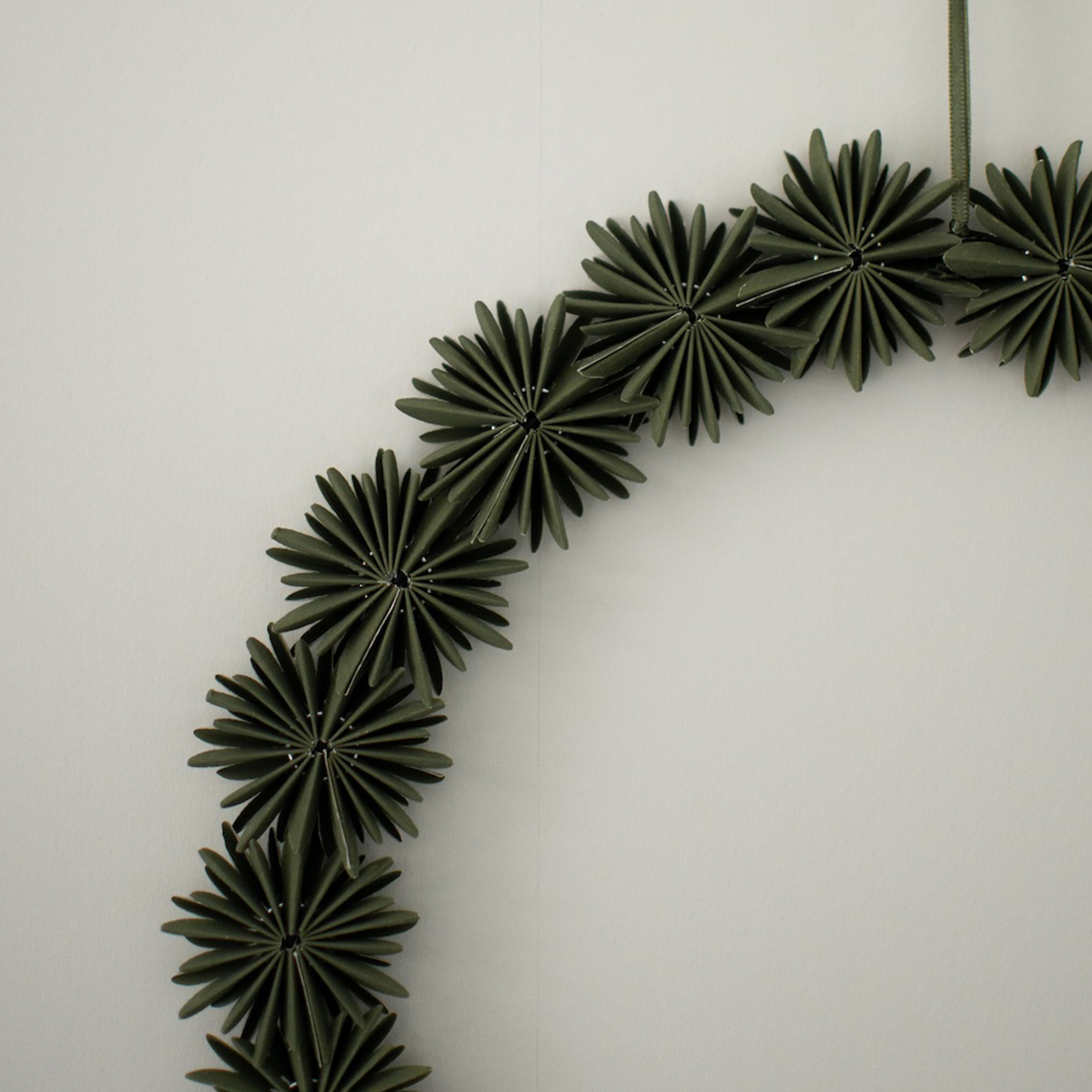 DBKD Paper Flake Wreath Dekoration Green Ø35