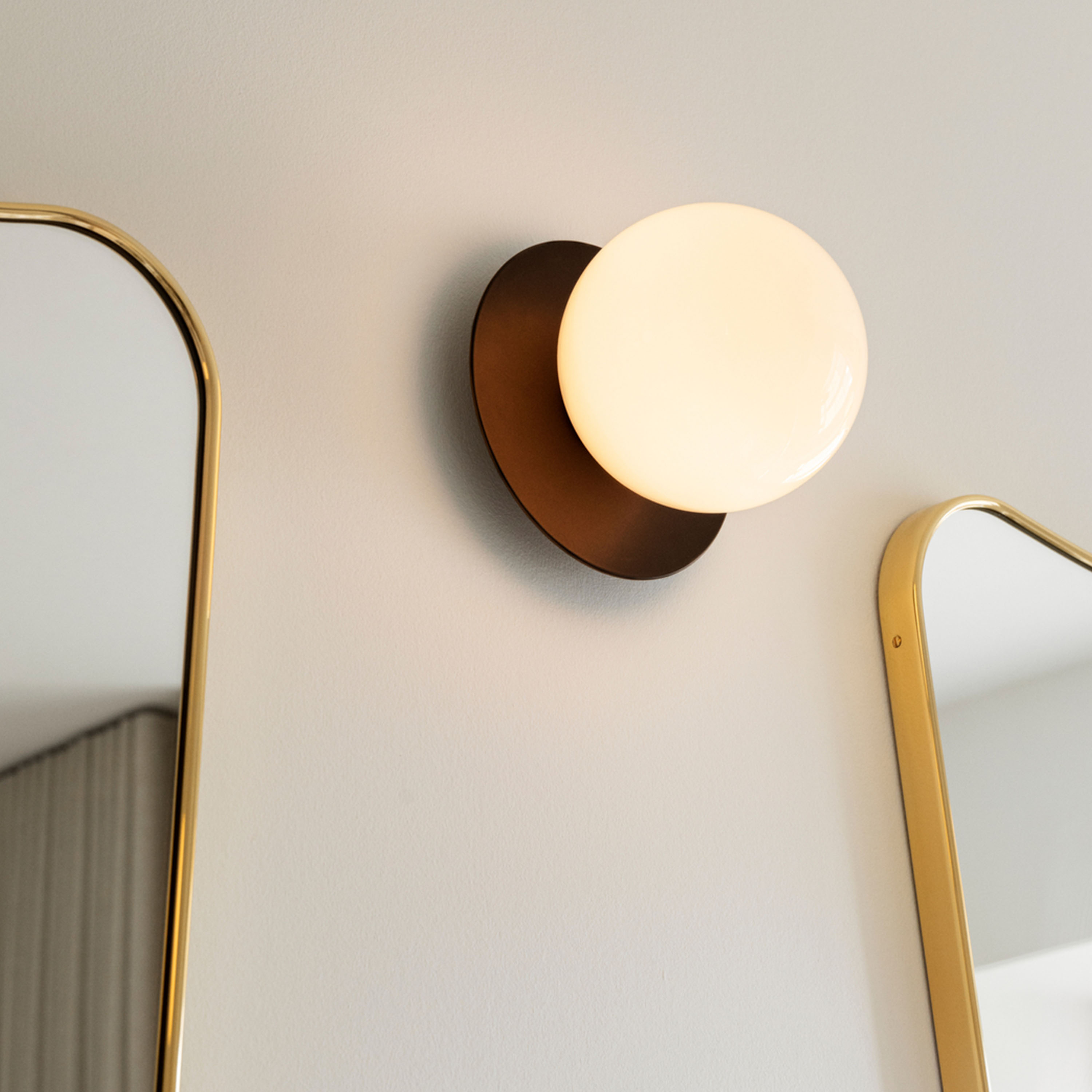 Nuura Liila 1 Vägg-/taklampa Dark Bronze/Opal Medium