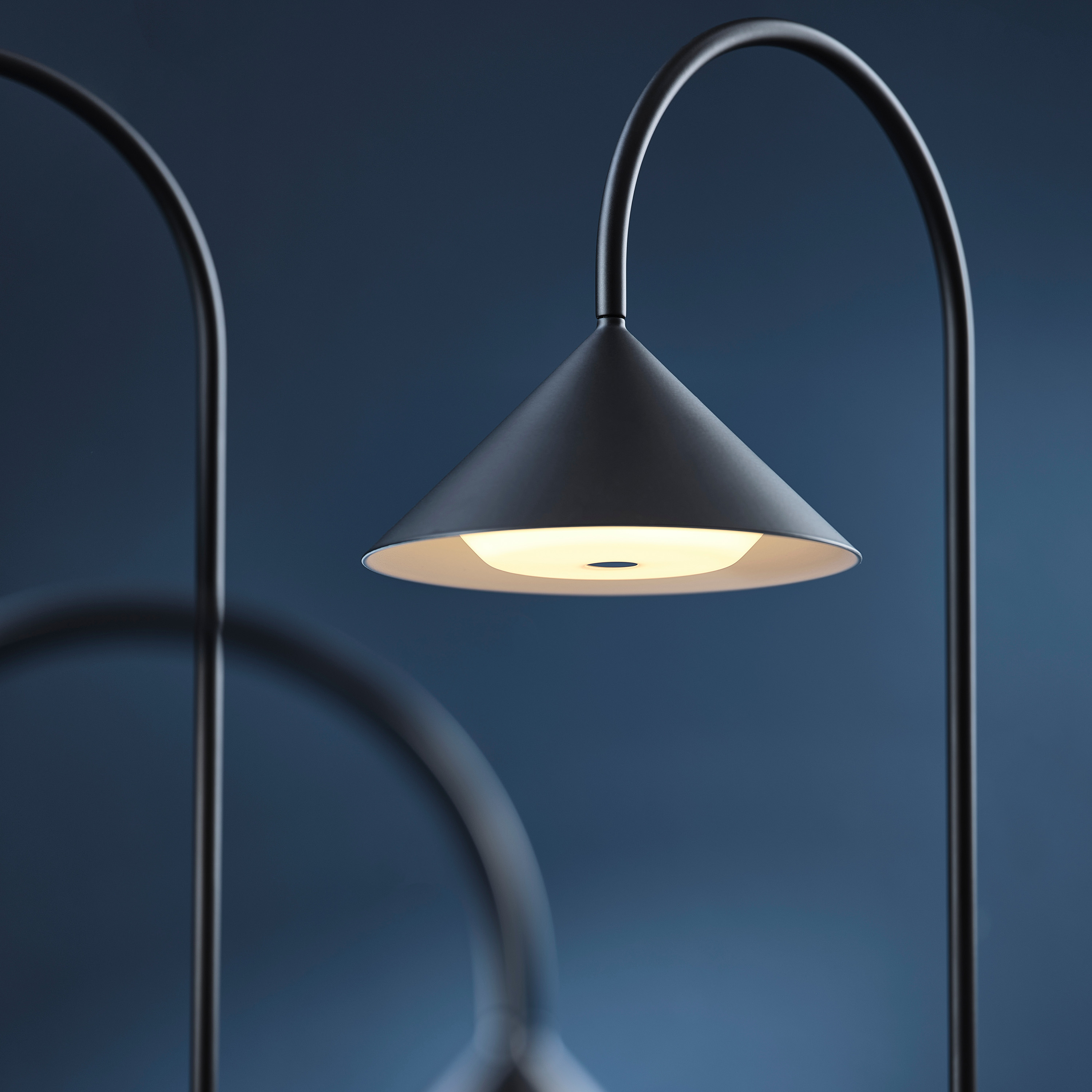 Frandsen Grasp Kannettava Pöytävalaisin Matt Black 72cm