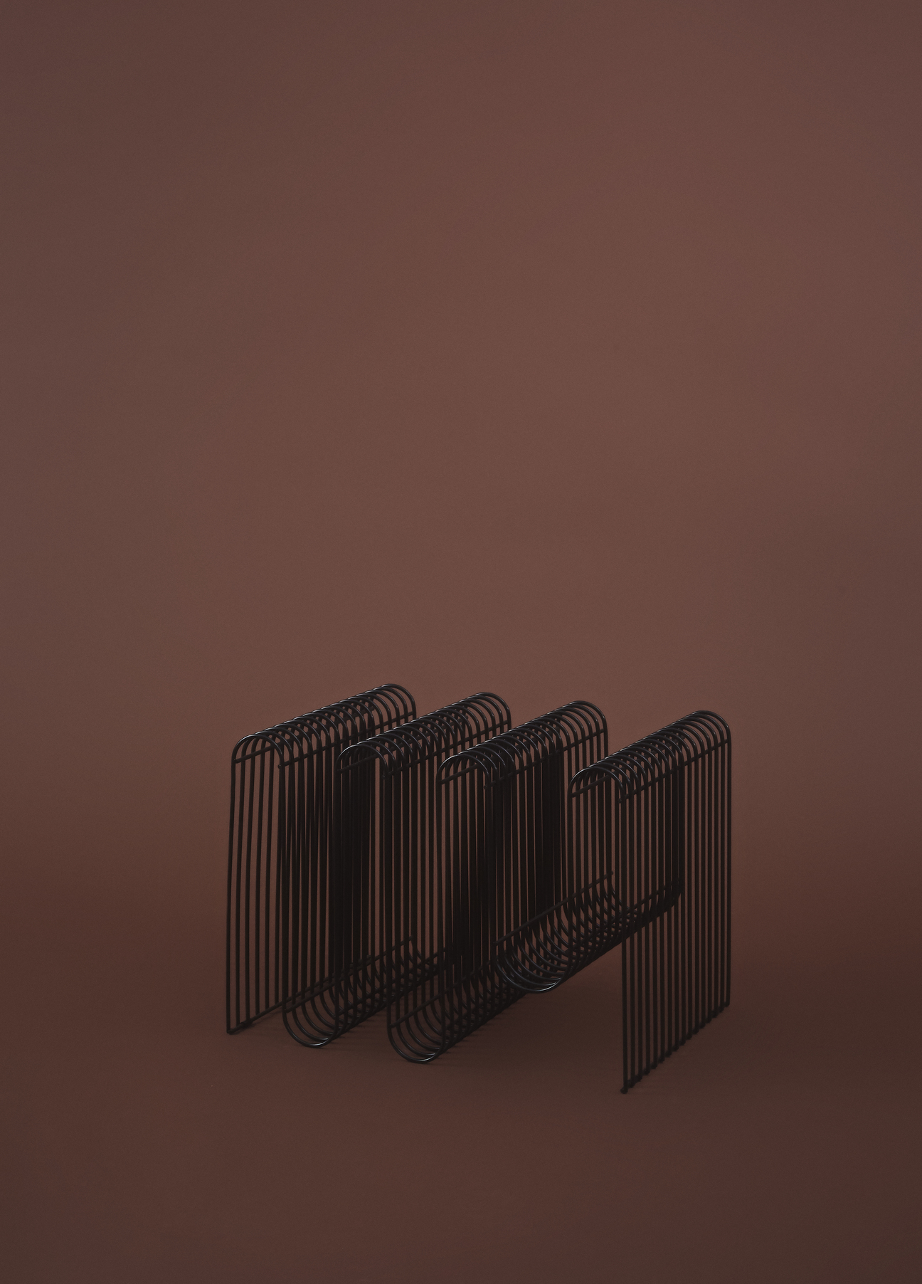 AYTM Curva Tidningsställ Black