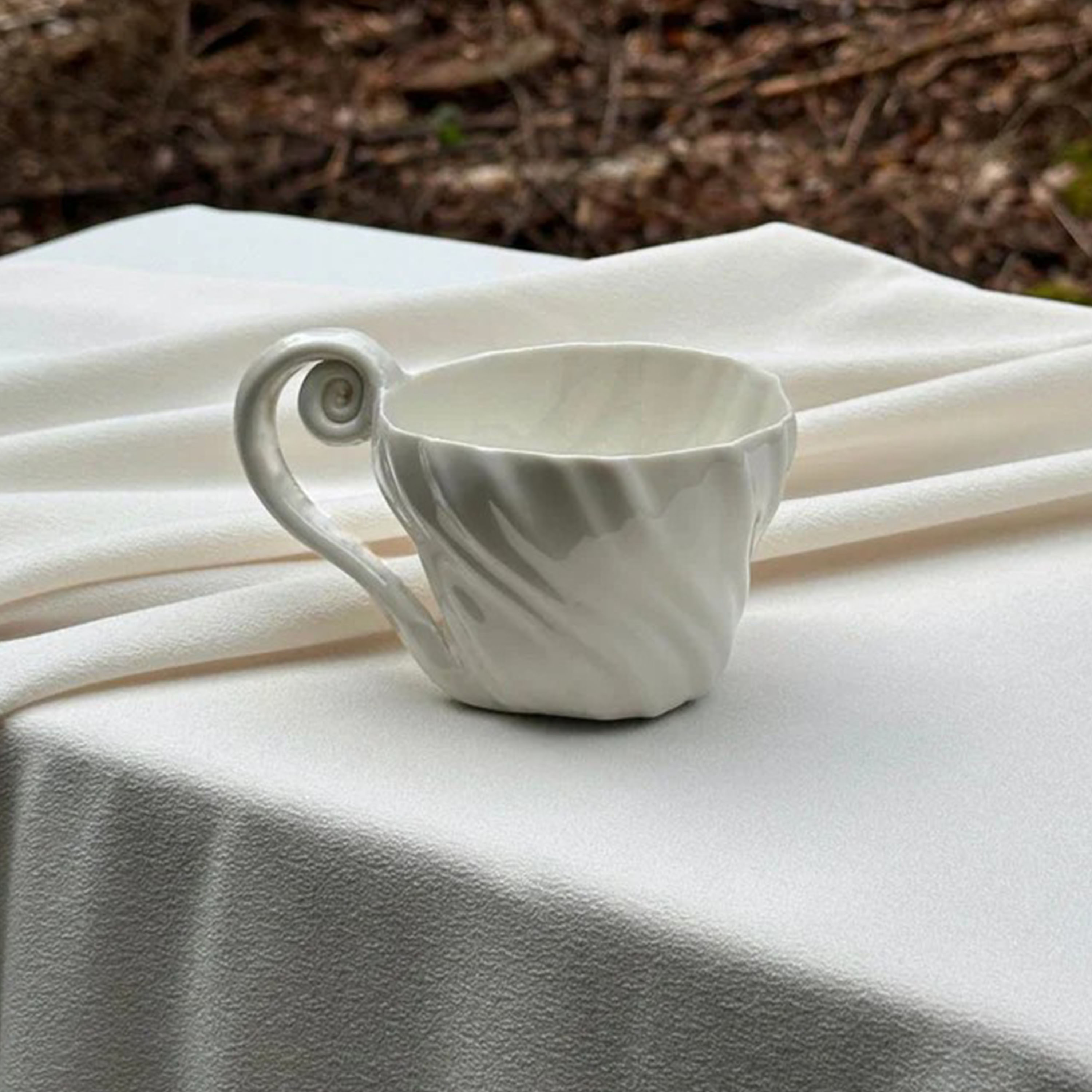 Atelier Marée The Tides Tasse mit Henkel Weiß