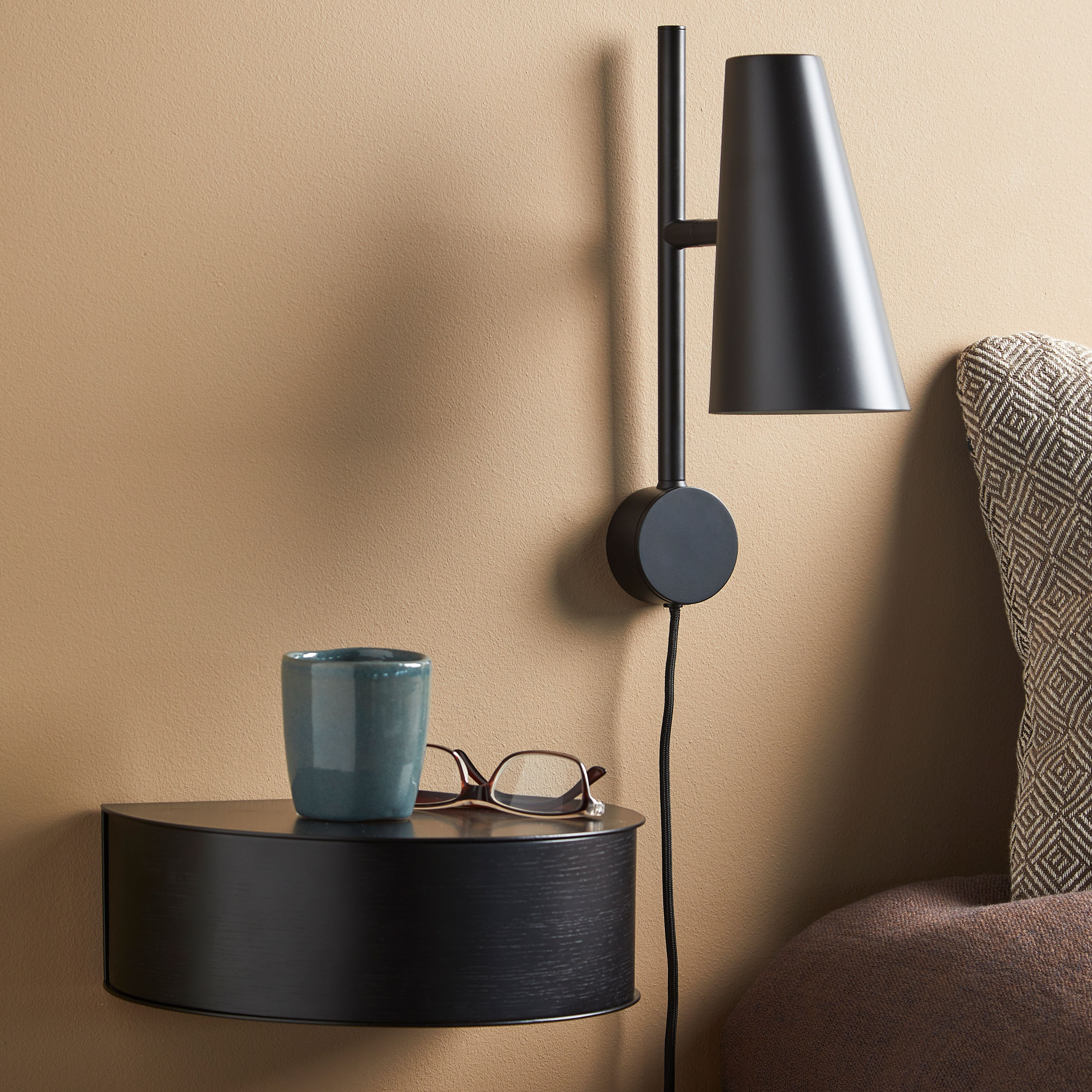 Woud Cono Seinävalaisin Musta 33 cm