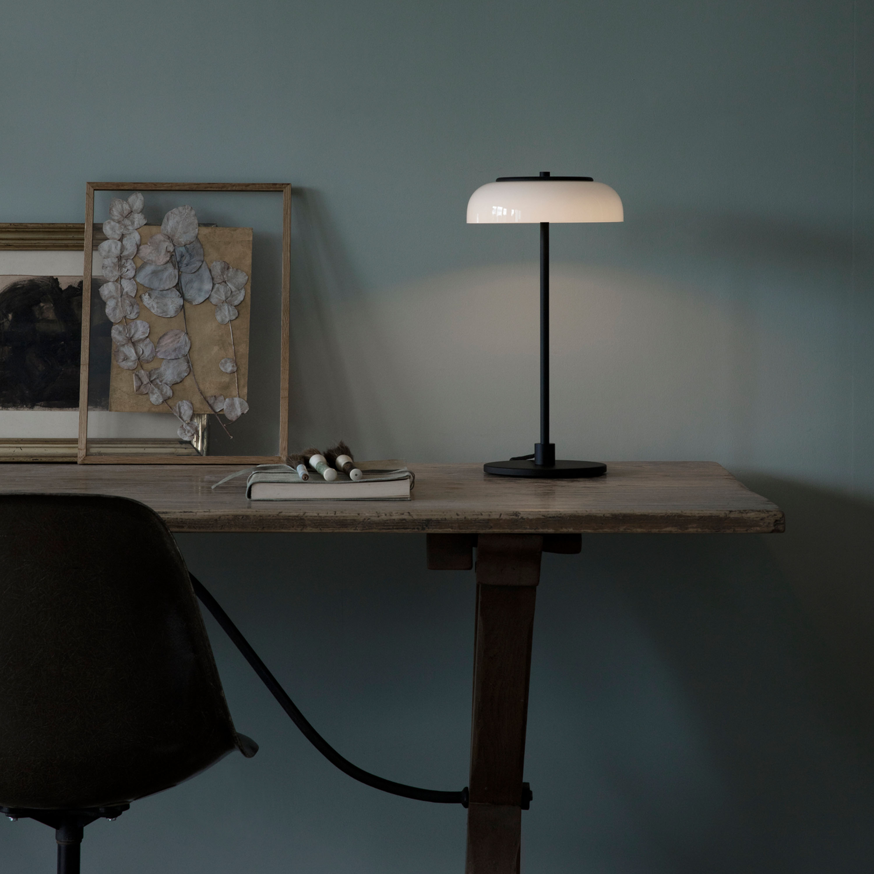 Nuura Blossi Bordslampa Black/Opal Ø23