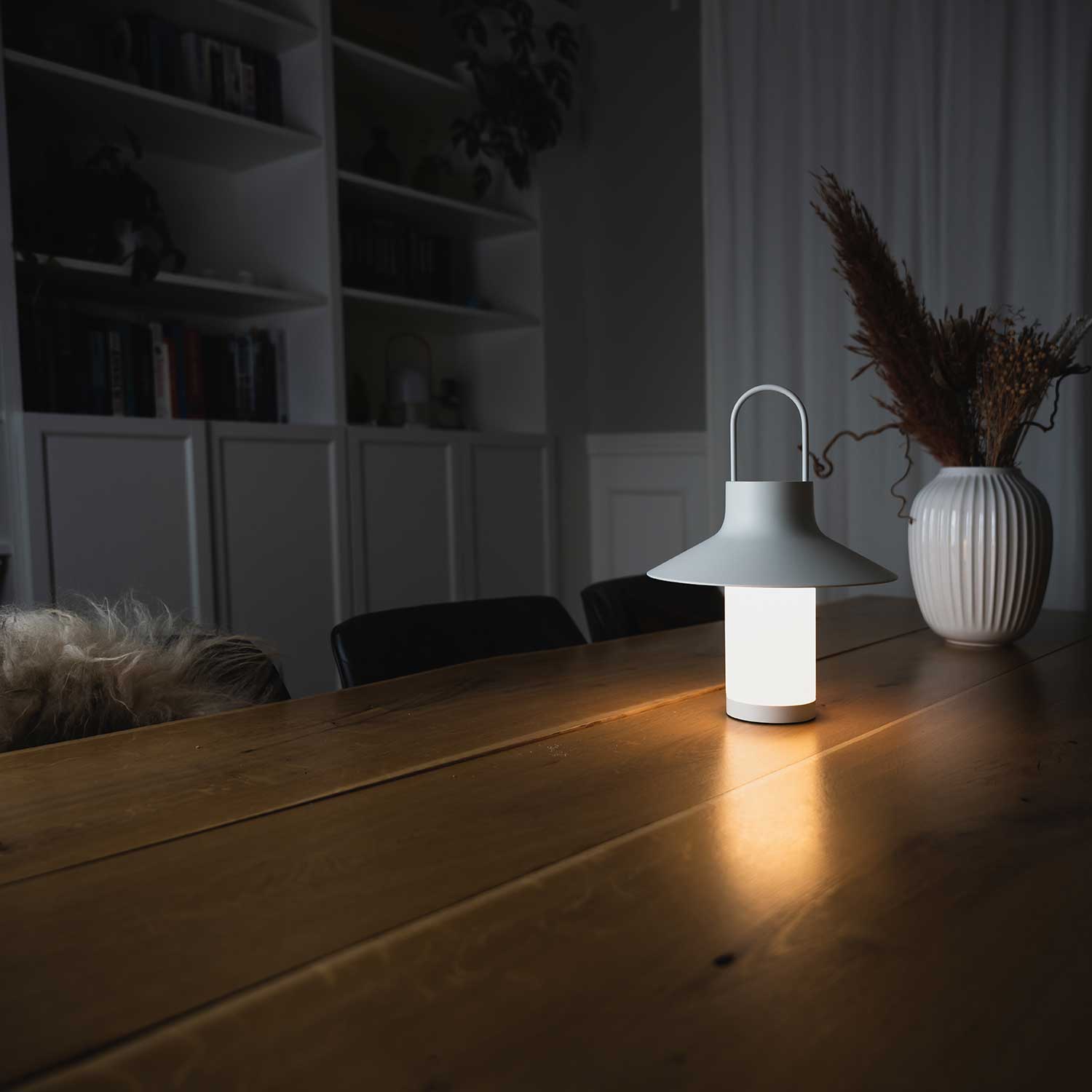 LOOM Design Shadow Ladattava Pöytävalaisin White Ø25