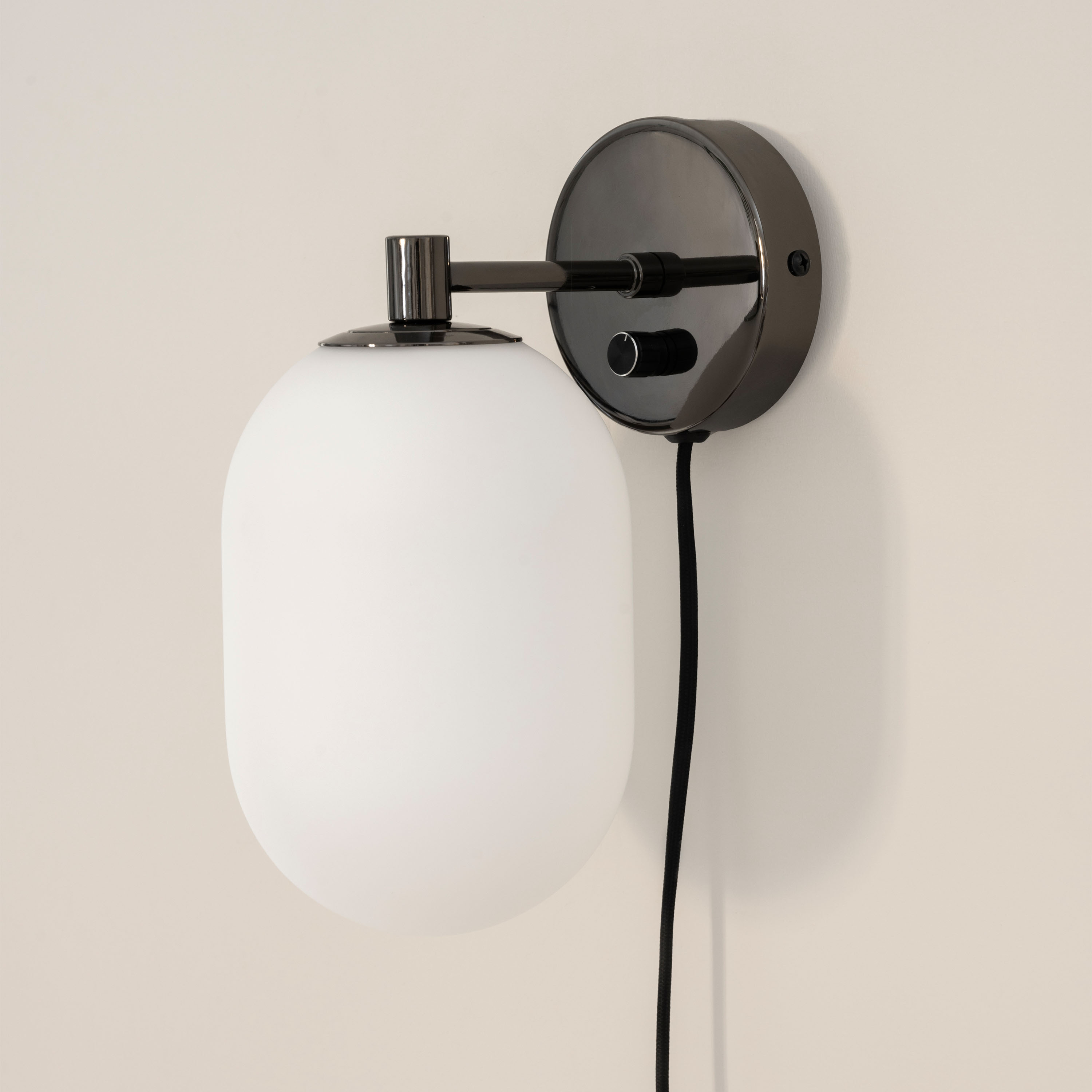 Watt &amp; Veke Noor Vägglampa Opal/Black 24cm