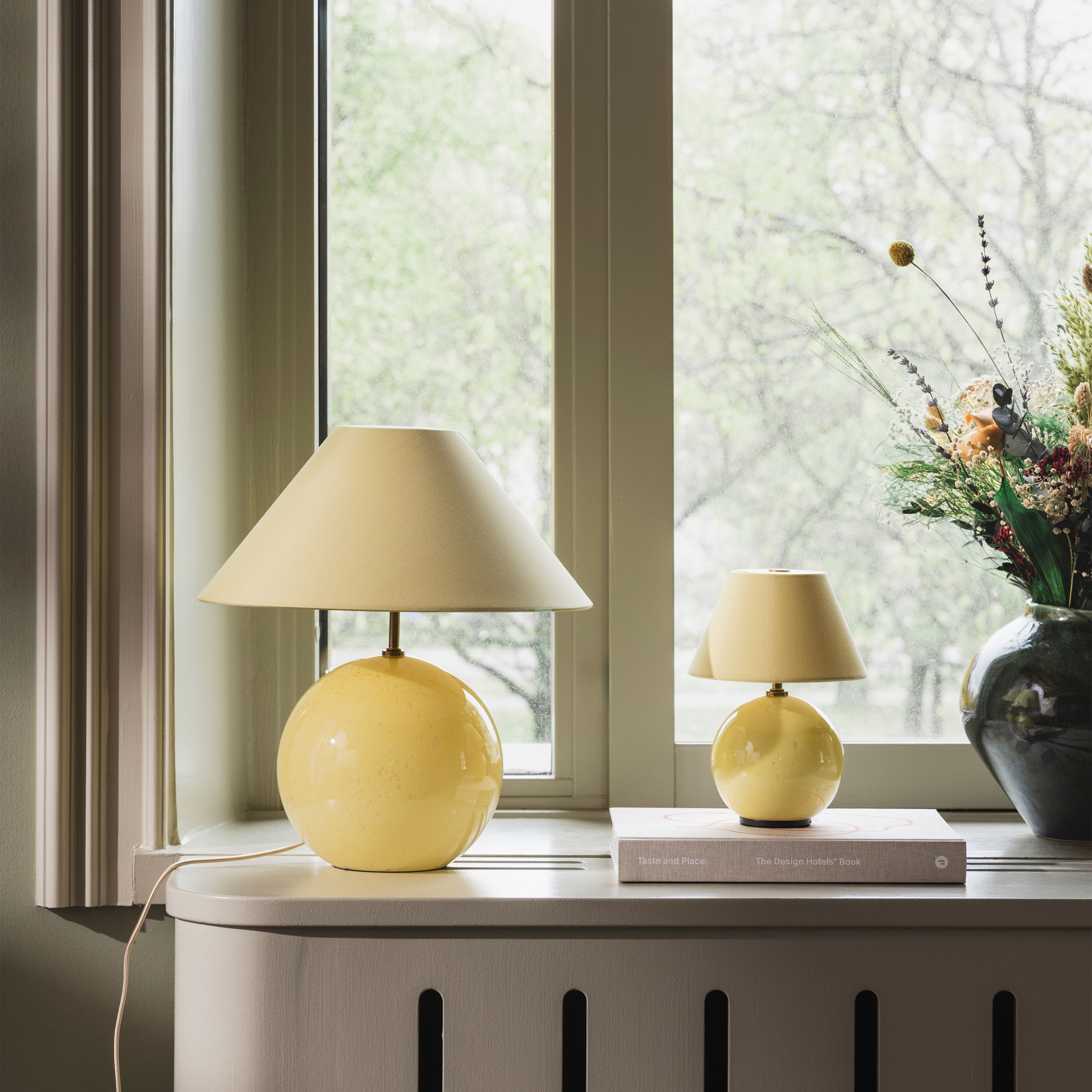 Globen Lighting Iris Bordlampe Butter Yellow 35cm