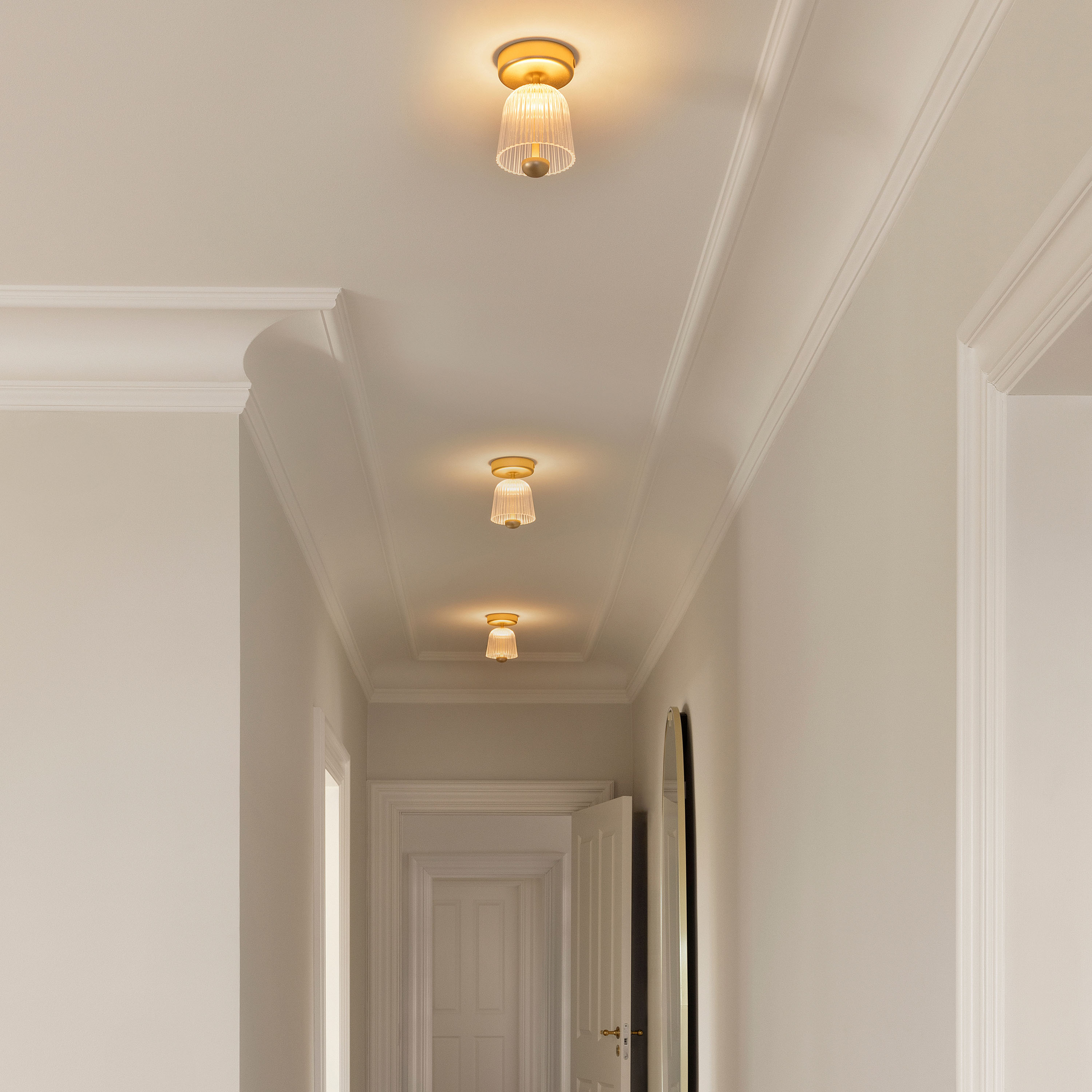 Nuura Asteea Taklampe Satin Brass/Ripple Clear