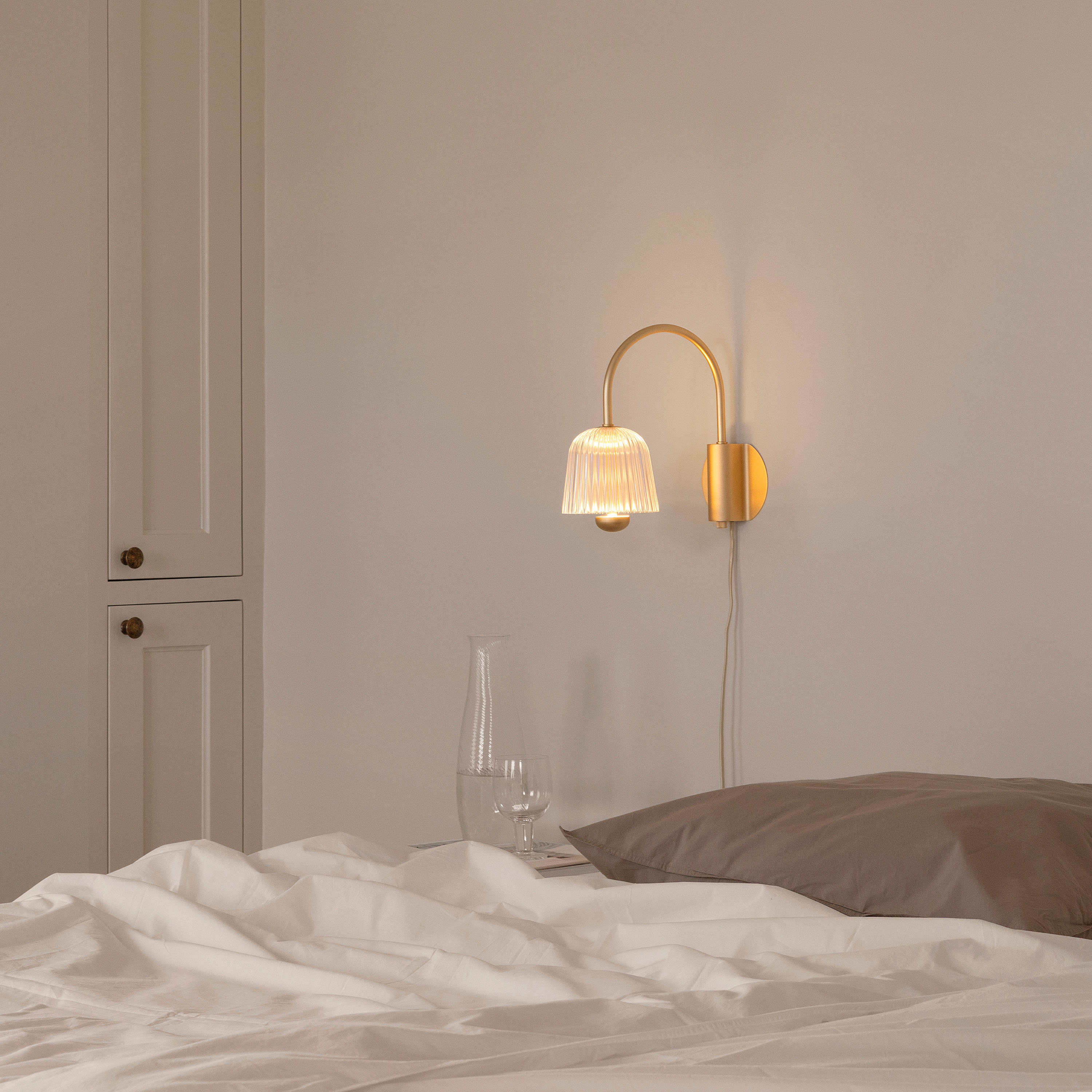 Nuura Asteea Vägglampa Satin Brass/Ripple Clear