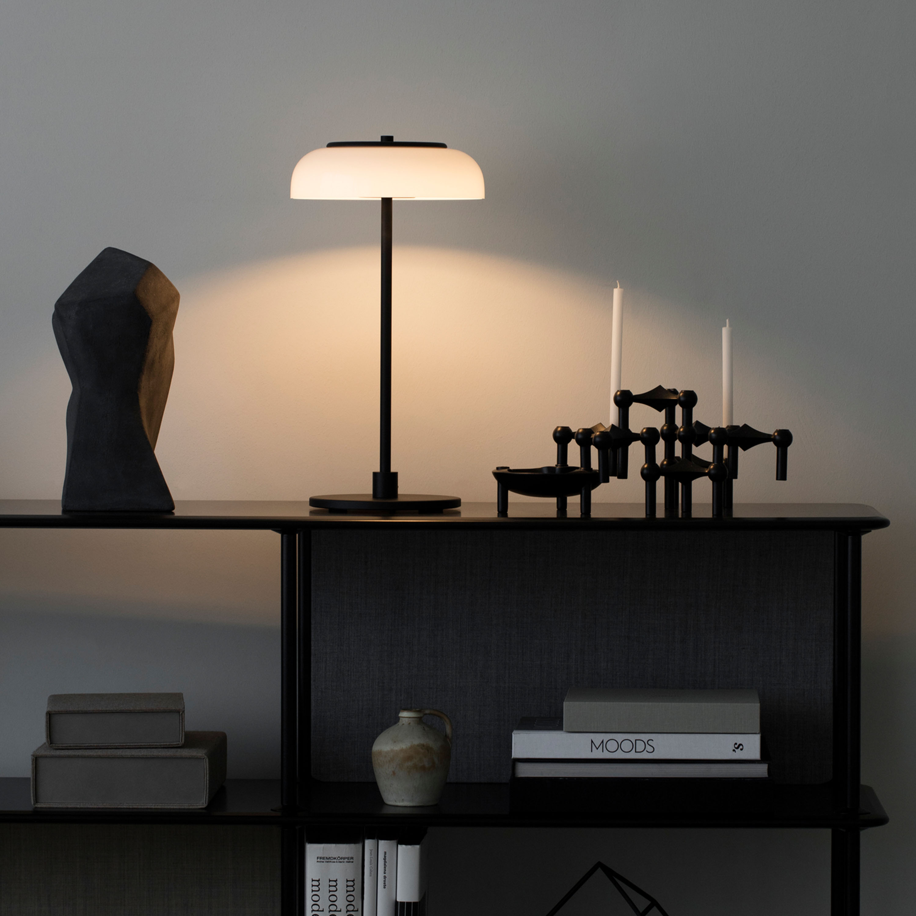 Nuura Blossi Bordslampa Black/Opal Ø23
