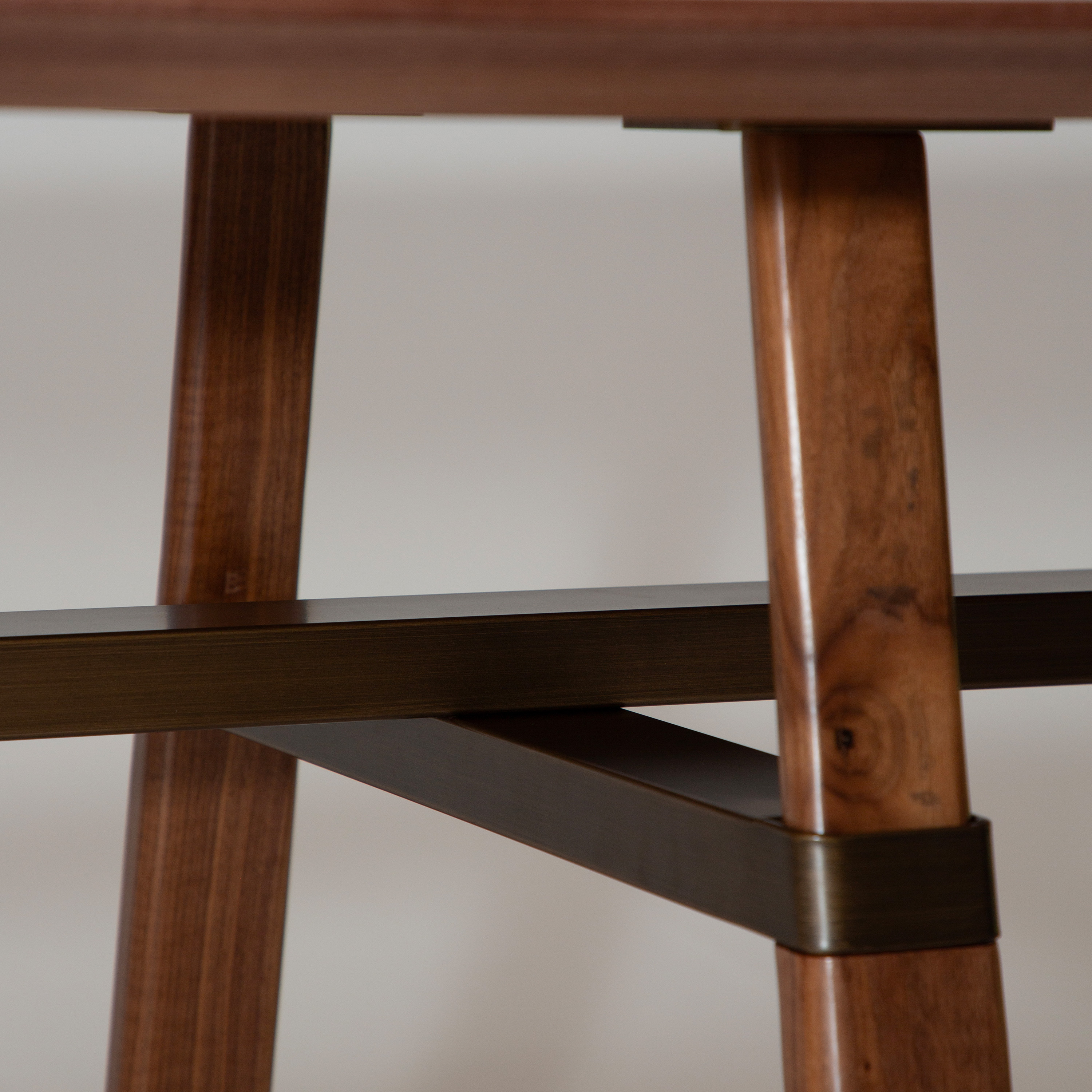 Dan Form Cross Esstisch Walnuss/Antikmessing 220cm