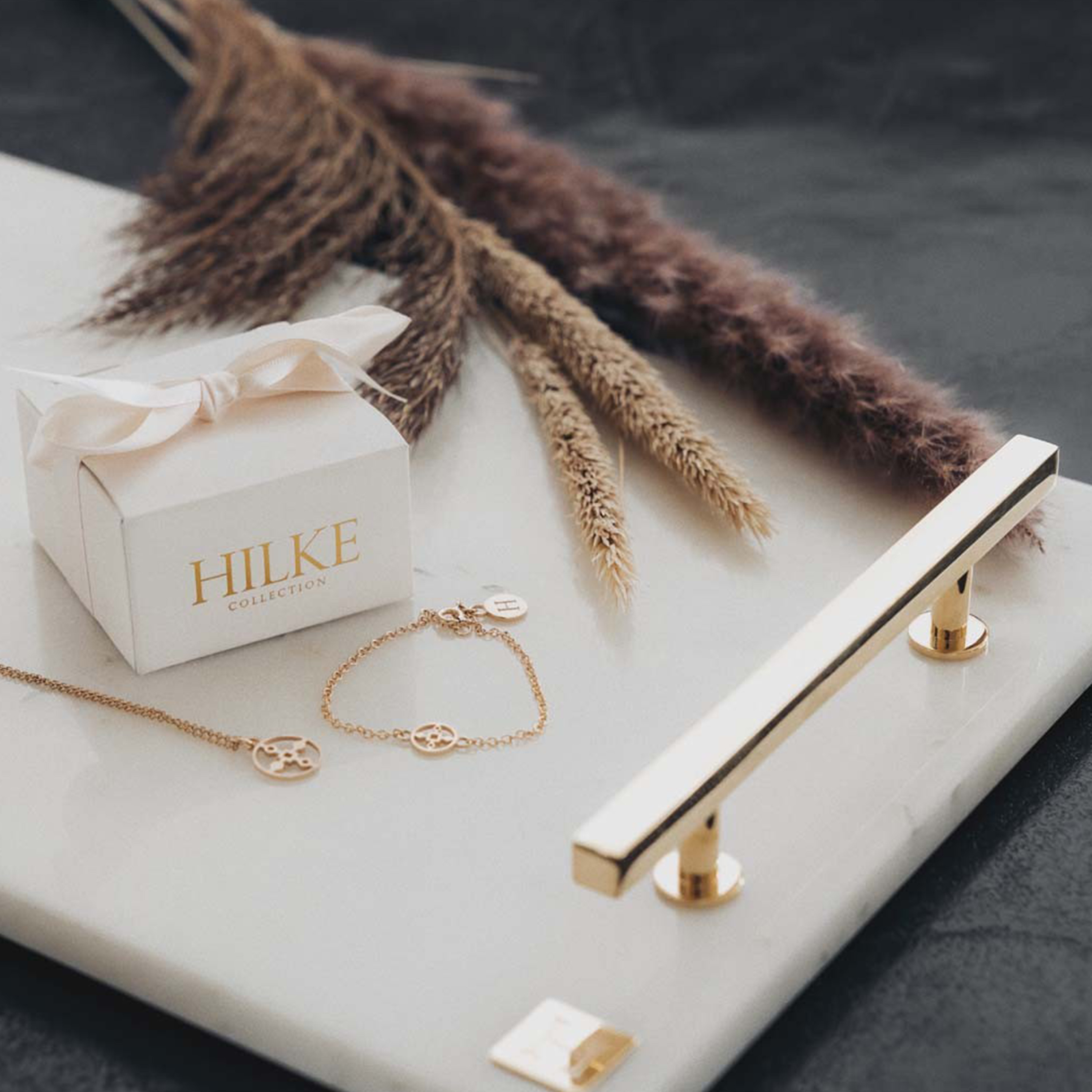Hilke Collection Marmorbricka Vit/Guld