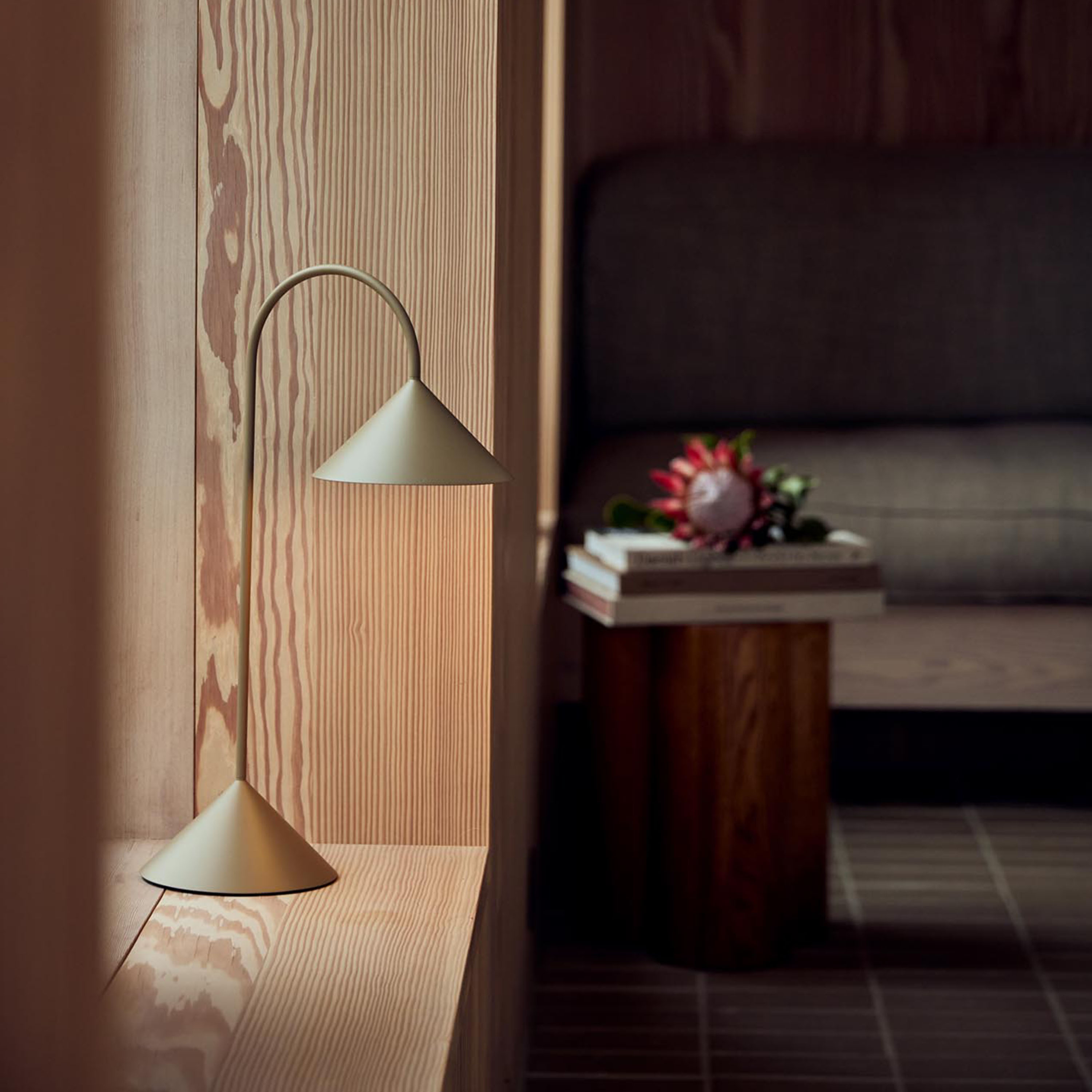 Frandsen Grasp Tragbare Tischleuchte Sand Grey 47 cm