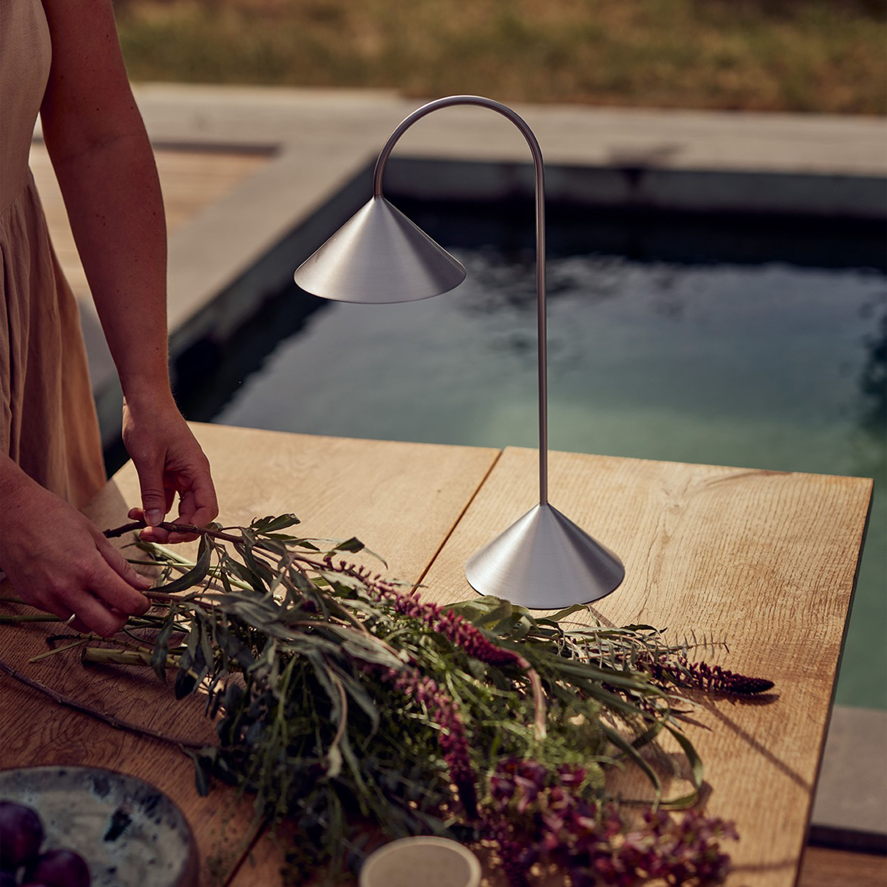 Frandsen Grasp bærbar bordlampe i børstet aluminium 47 cm