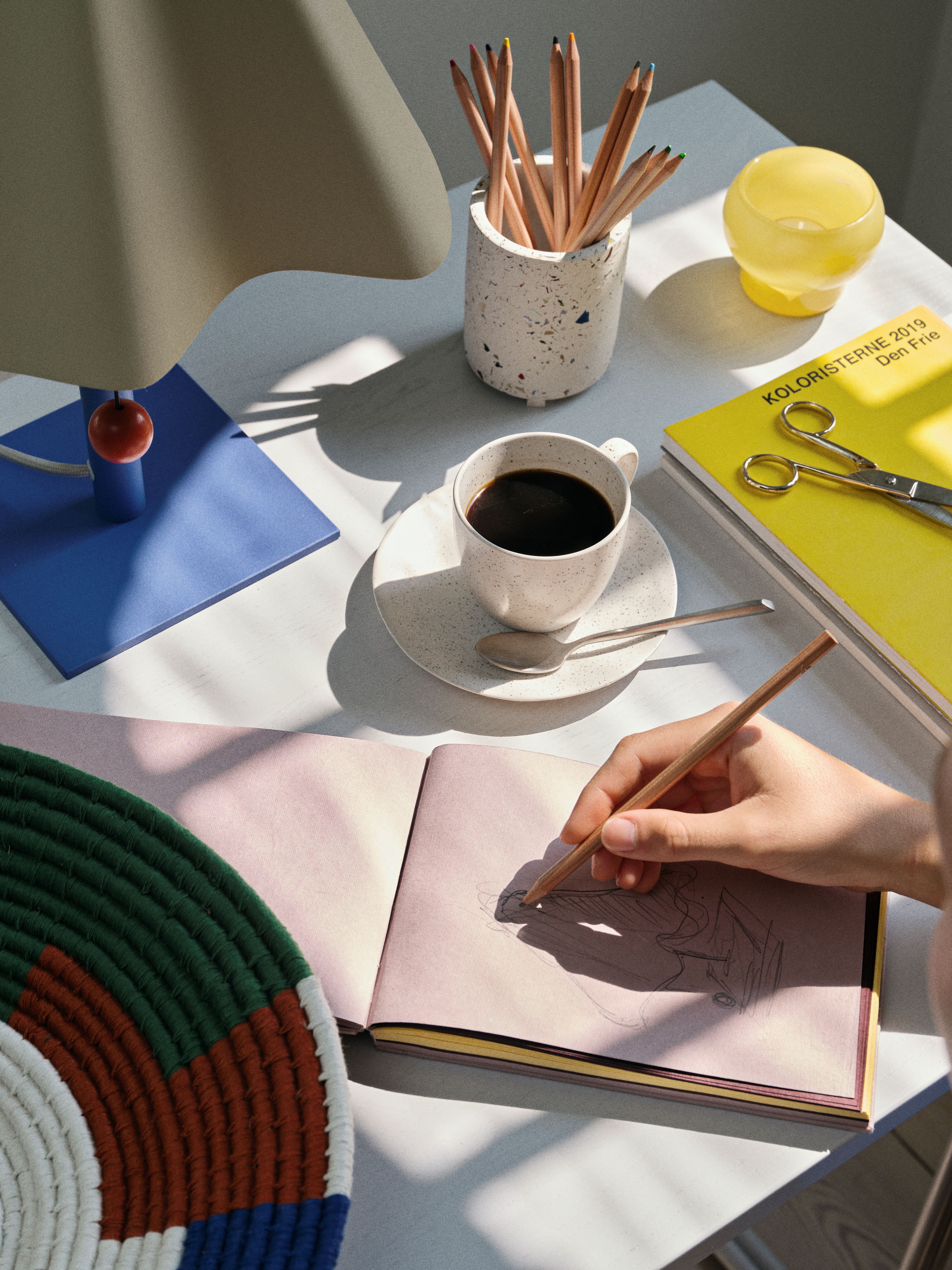 Broste Copenhagen Skirt Deckenleuchte Light Sand Ø44