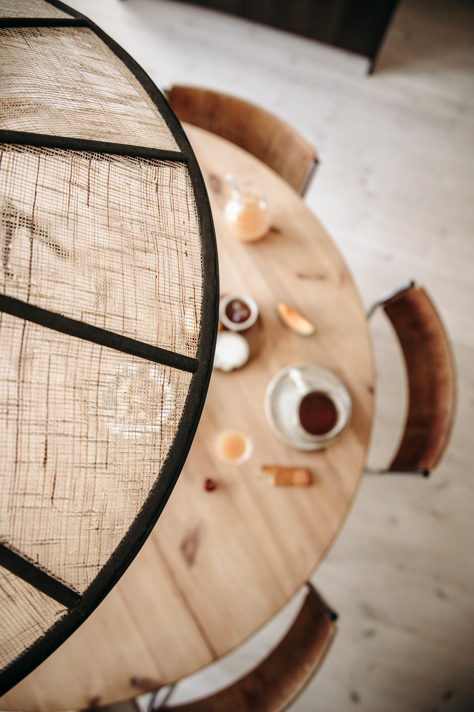 Globen Lighting Akira Taklampe Svart/Natur 70 cm