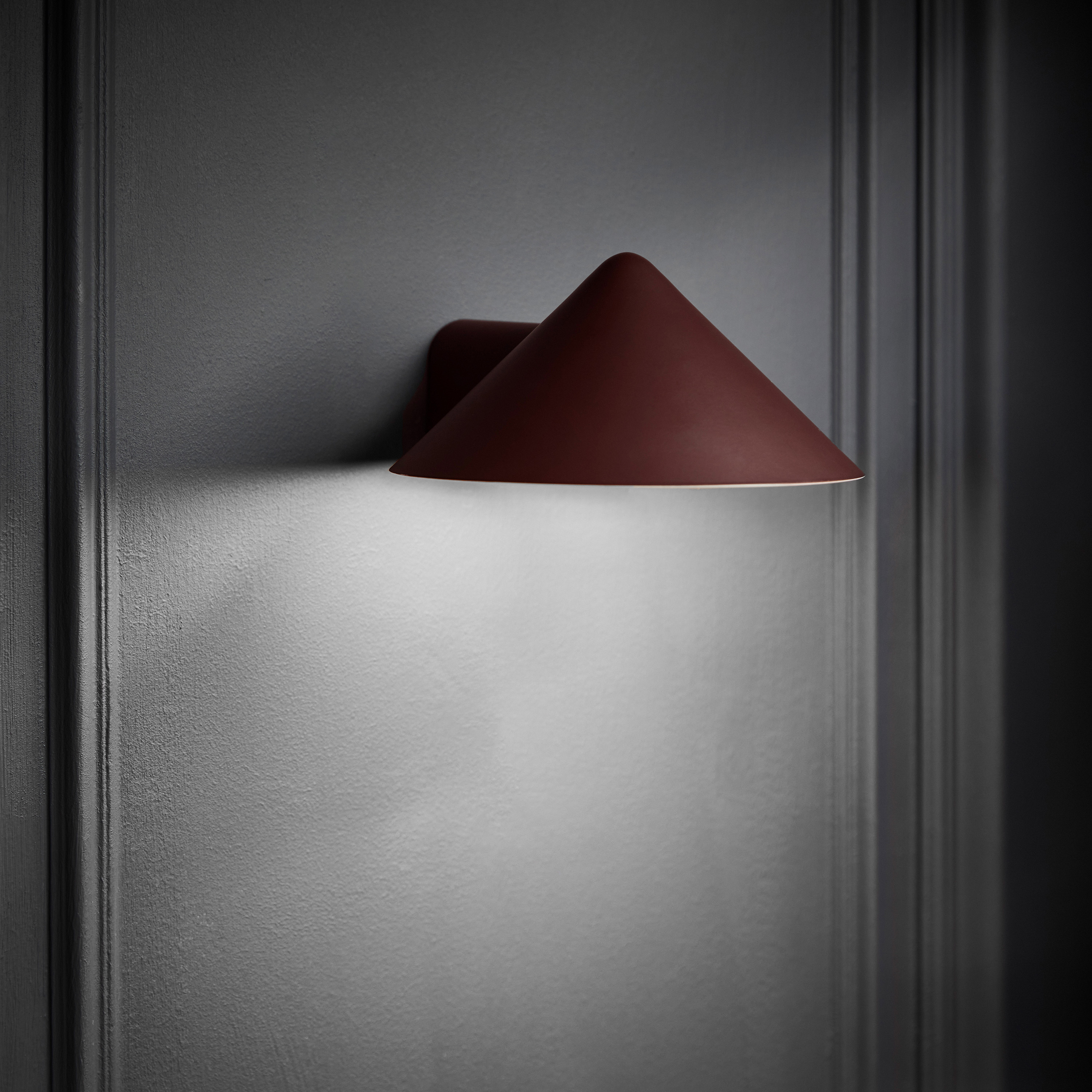 Frandsen Grasp Vegglampe Matt Beetroot