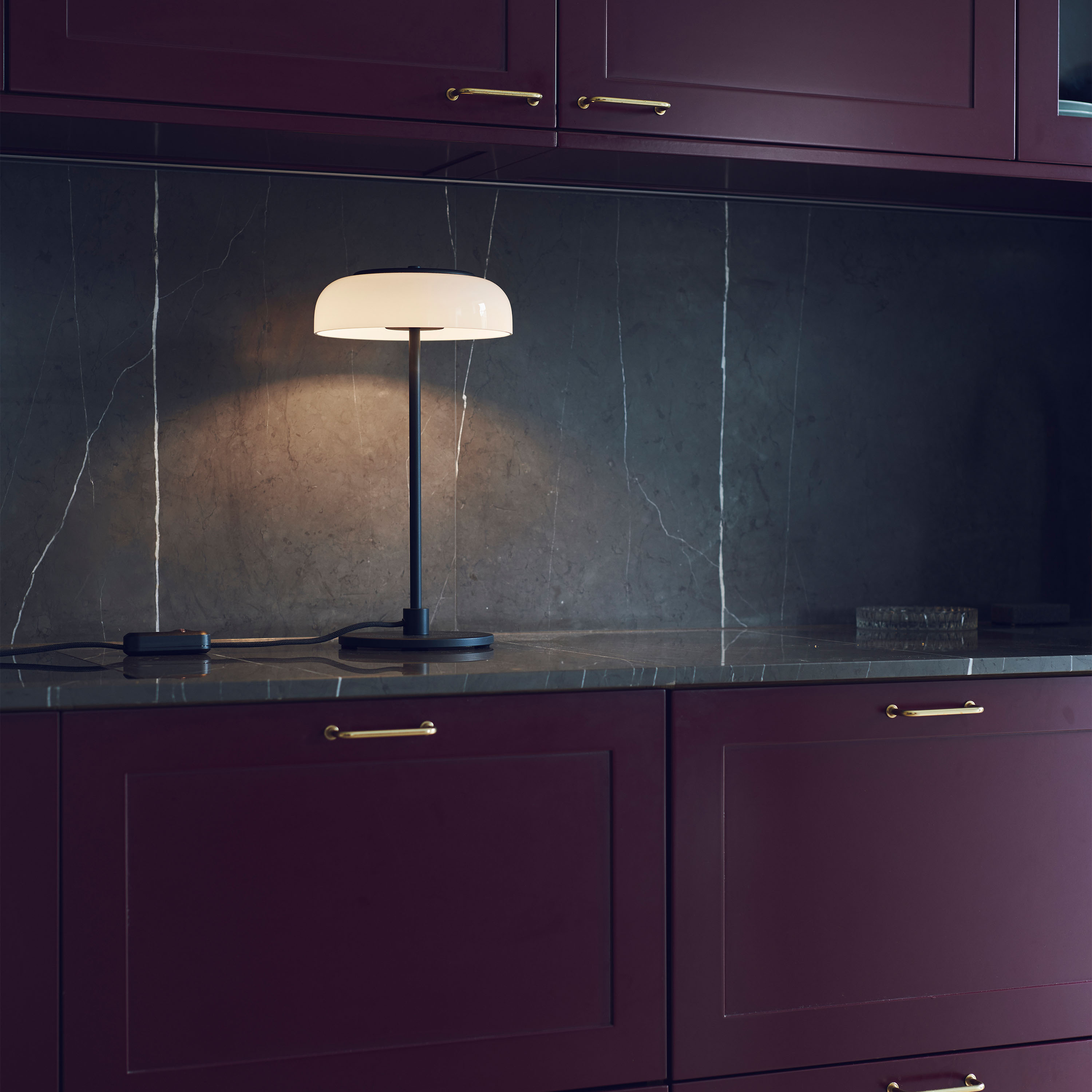 Nuura Blossi Bordslampa Black/Opal Small