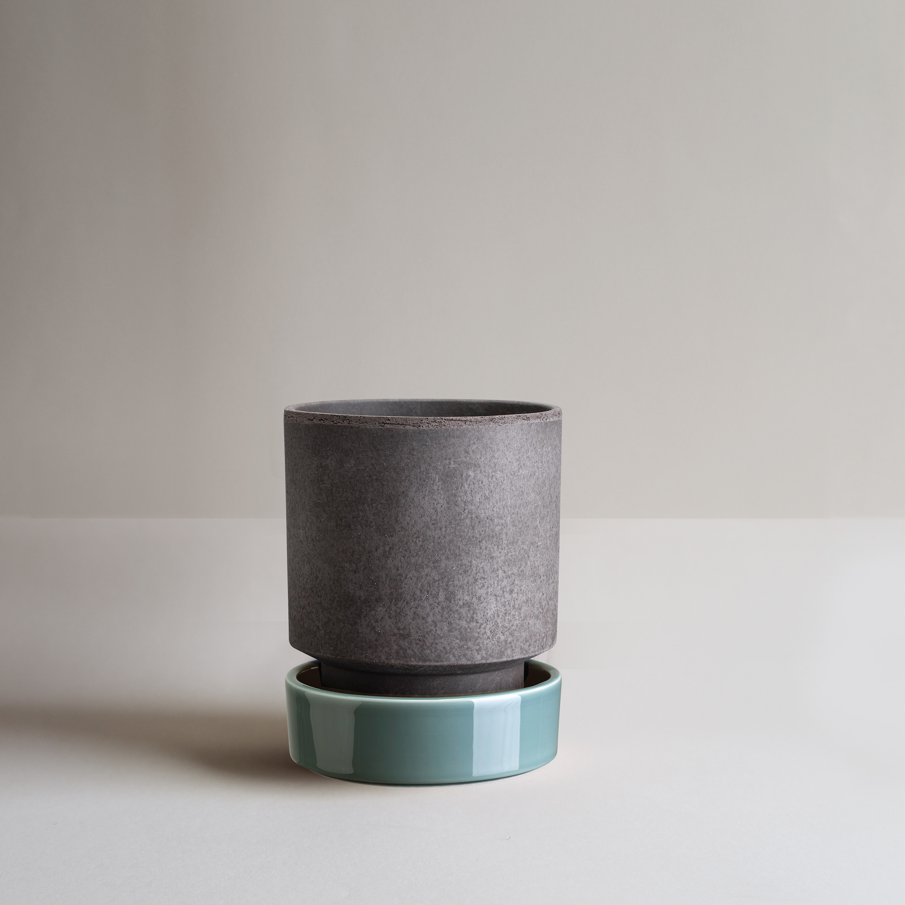 Bergs Potter Hoff Topf mit Untersetzer Raw Grey/Glasiert Misty Blue Ø16