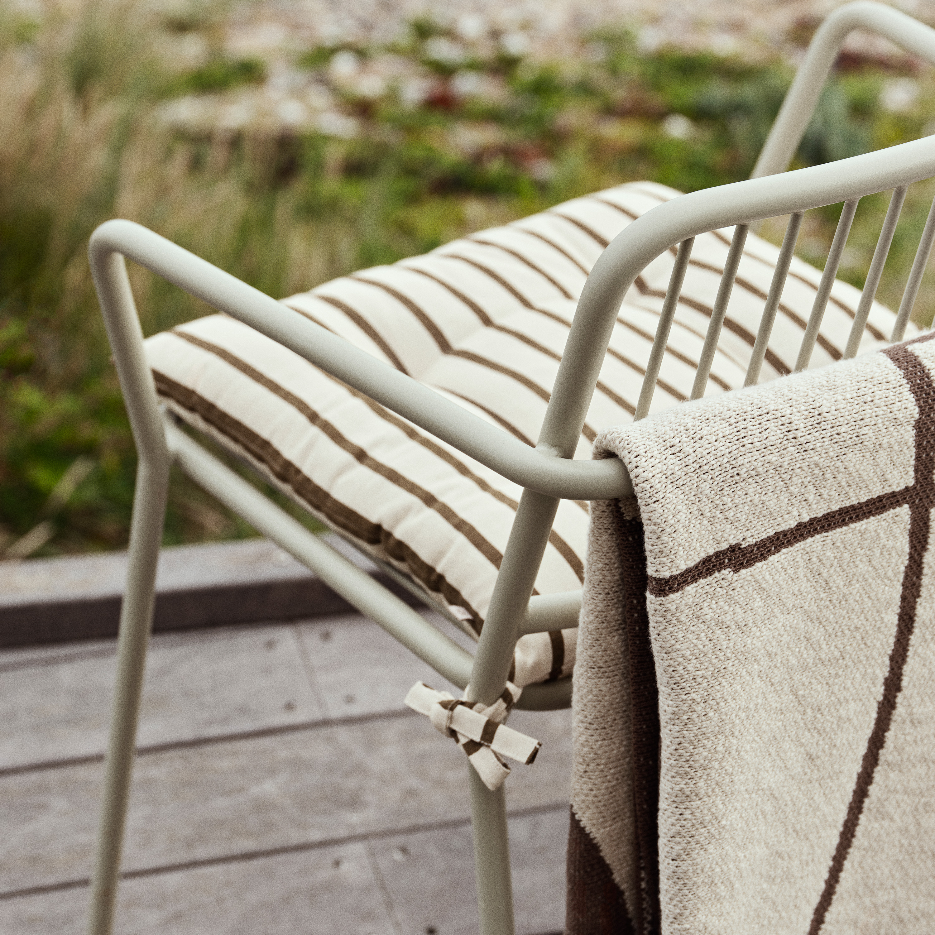 Broste Copenhagen Eden Karmstuhl Beige Grau